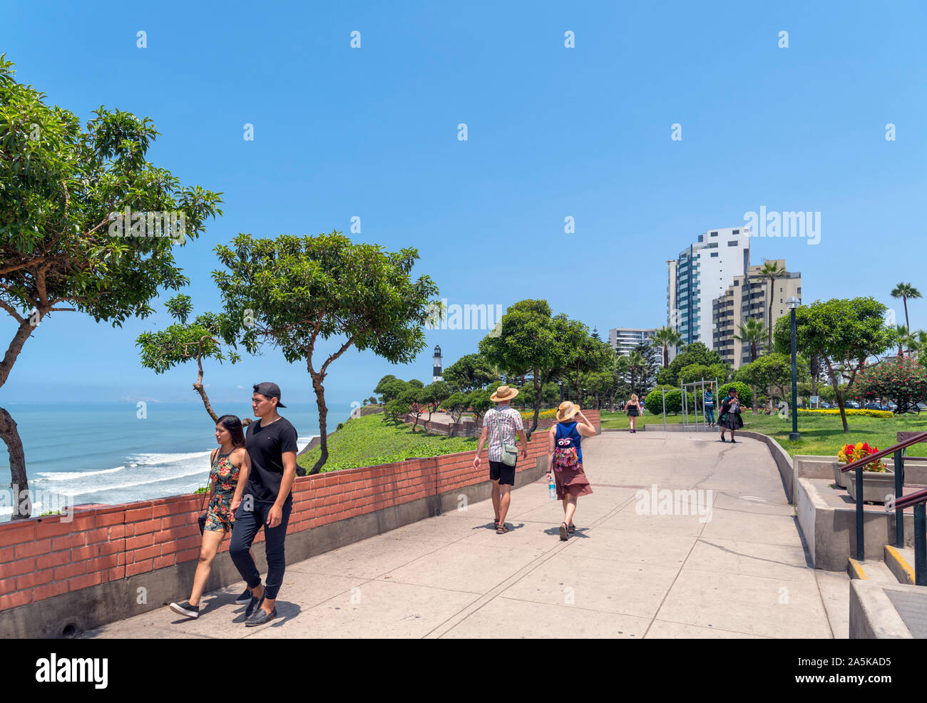 Lima, Miraflores. Parque el Faro guardando verso la marina faro sul clifftops si affaccia sull'Oceano Pacifico, Miraflores Lima, Perù, Foto Stock