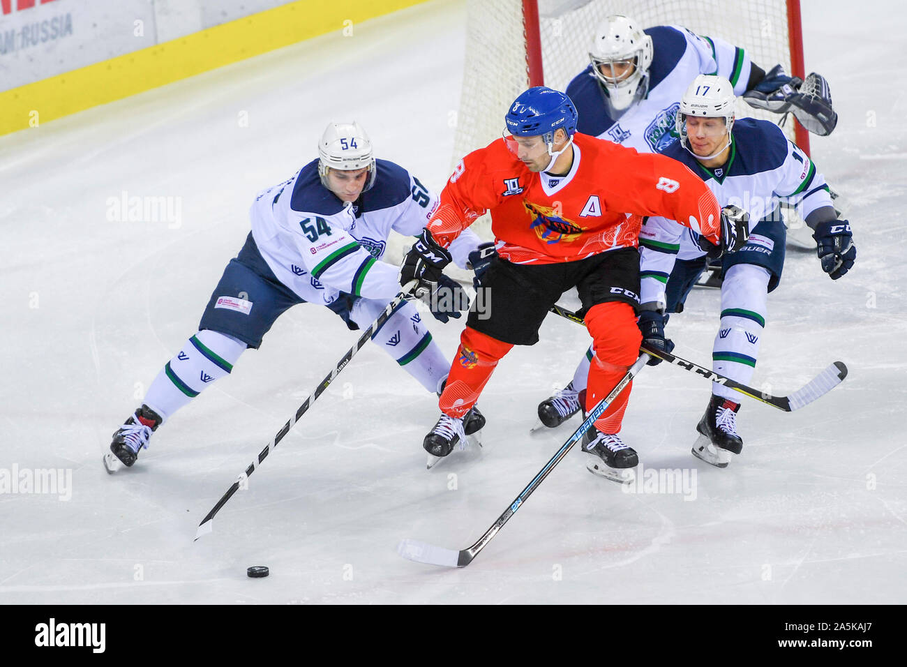 (191021) -- JILIN, Ottobre 21, 2019 (Xinhua) -- Tsen Tou Alexander Shvetsov (C) compete durante un quattordicesimo round match tra Tsen Tou della Cina e Ugra della Russia su Silk Road sommo Hockey League nella città di Jilin, a nord-est della Cina di provincia di Jilin, il 21 ottobre 2019. (Xinhua/Zhang Nan) Foto Stock