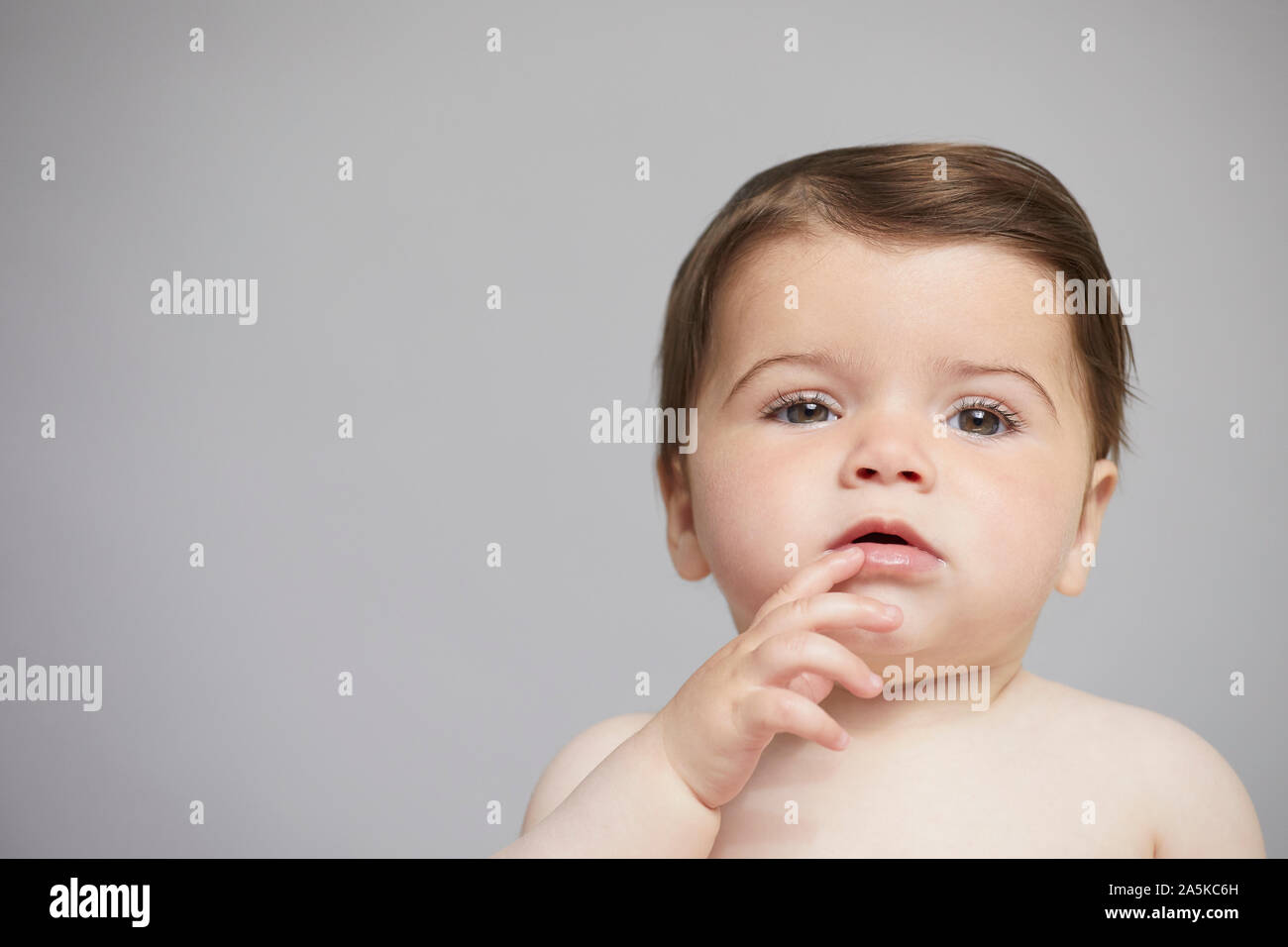 Curioso Baby girl Foto Stock