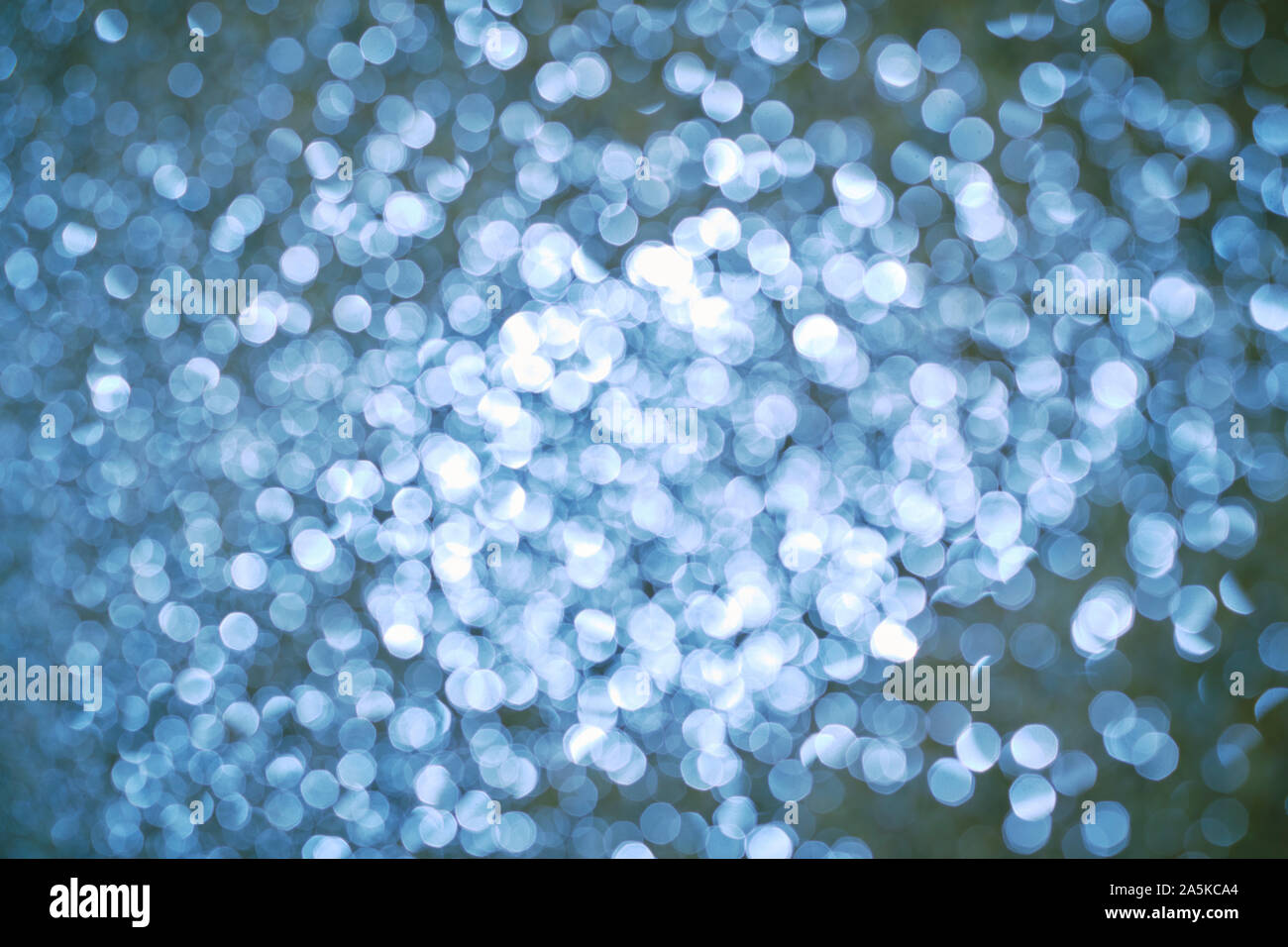 Bokeh / circoli di confusione / Dischi di luce fuori fuoco lo sfondo in blu Foto Stock
