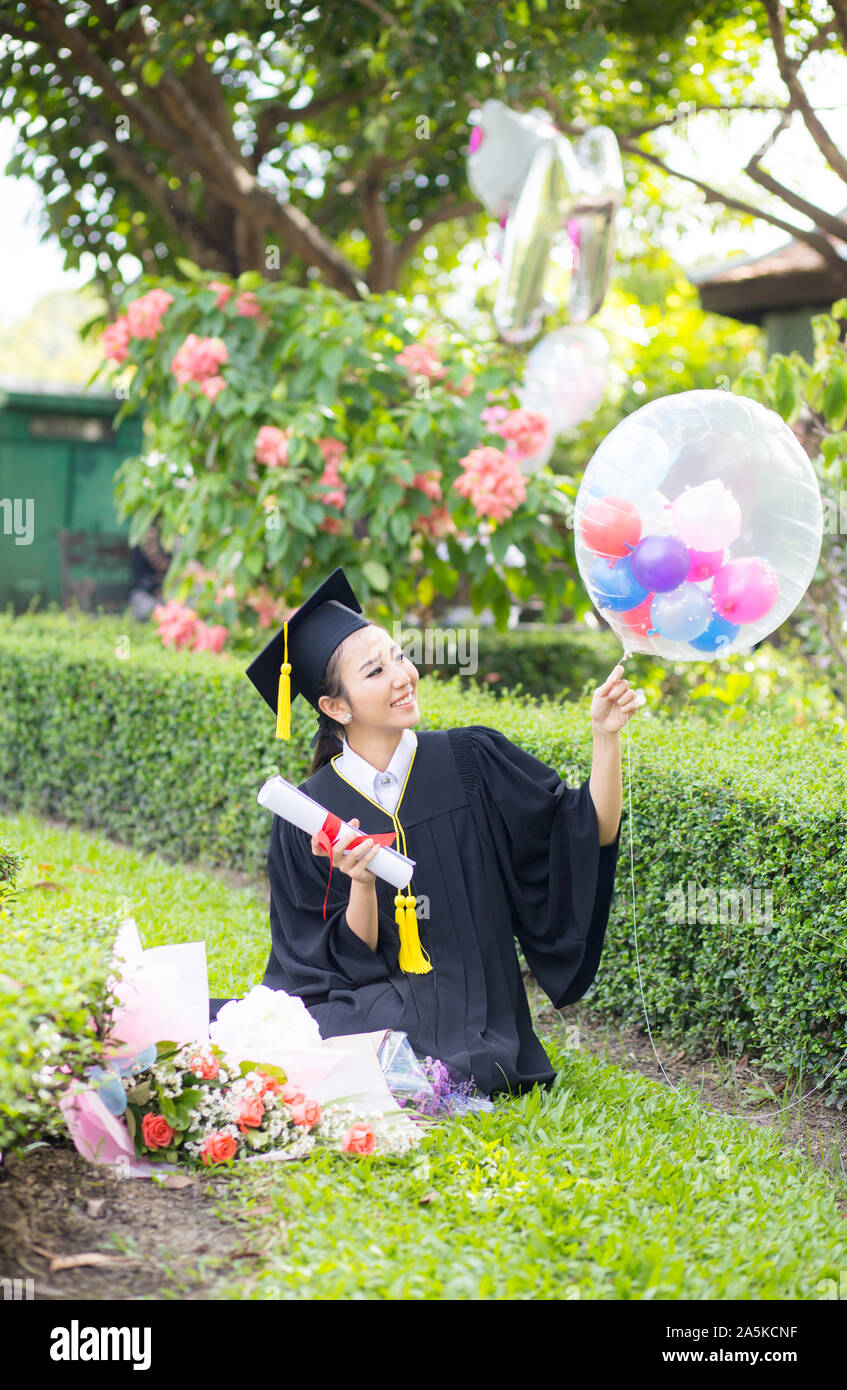 Felice studente laureato girl - Le congratulazioni del successo dell'istruzione. Foto Stock