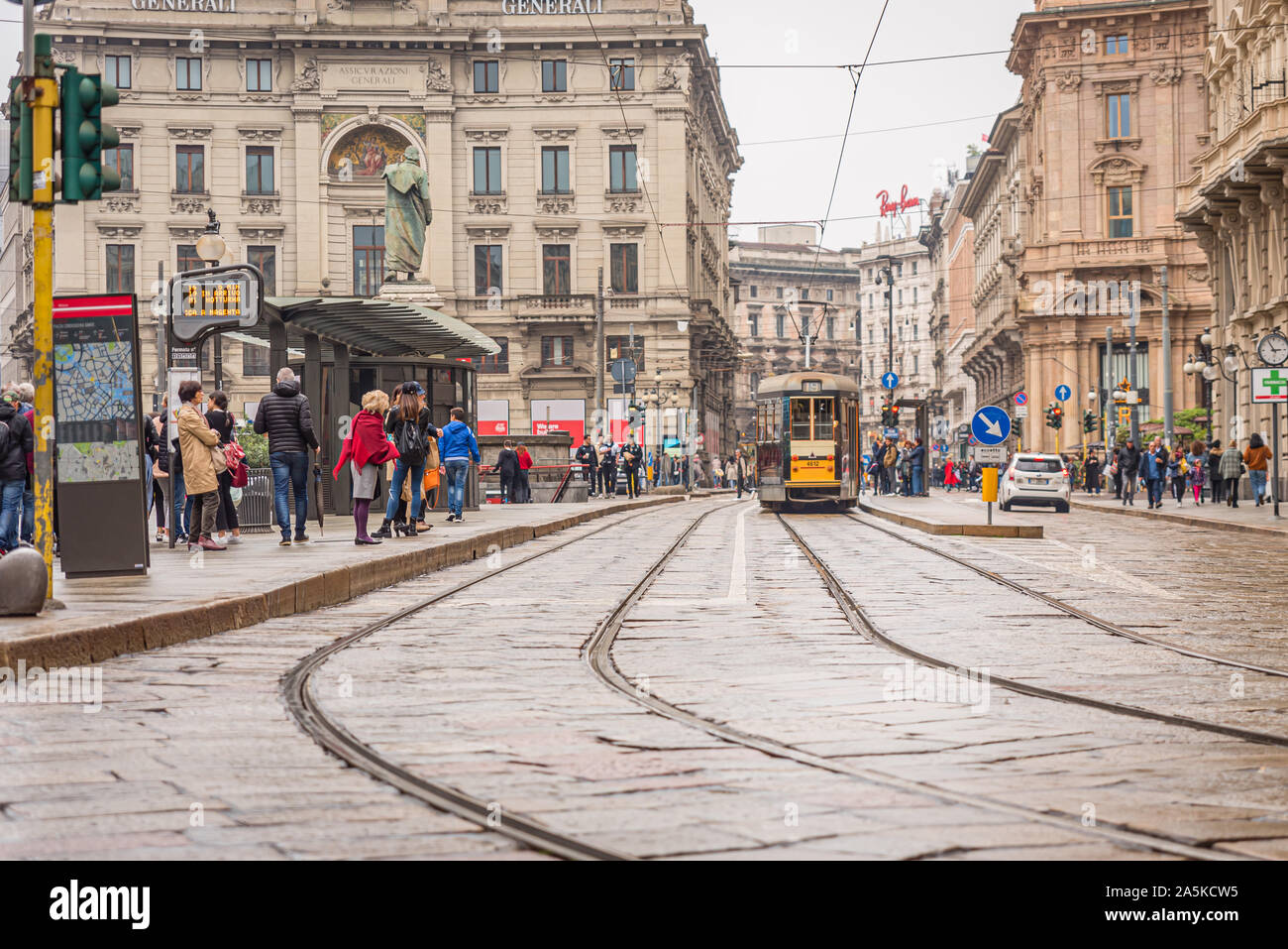 Il tram nel centro di Milano in una nuvoloso, giorno di pioggia in ottobre. Milano, Italia Foto Stock