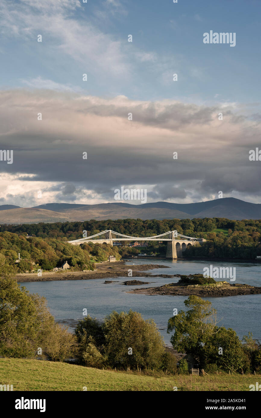 Menai Bridge susupension oltre il Menai rettilinei. Uno dei due ponti che collegano l'isola di Anglesey alla terraferma del Galles. Foto Stock