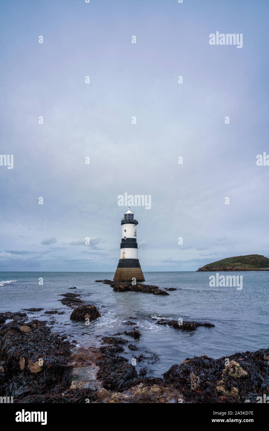 Trwyn Du Lighthouse vicino a Penmon su Angelsey nel Galles del Nord Foto Stock