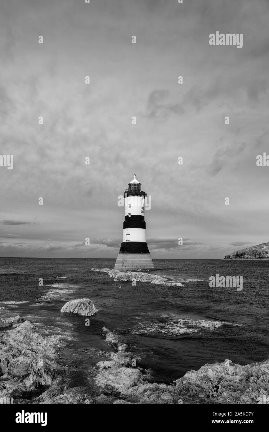 Trwyn Du Lighthouse vicino a Penmon su Angelsey nel Galles del Nord in bianco e nero Foto Stock