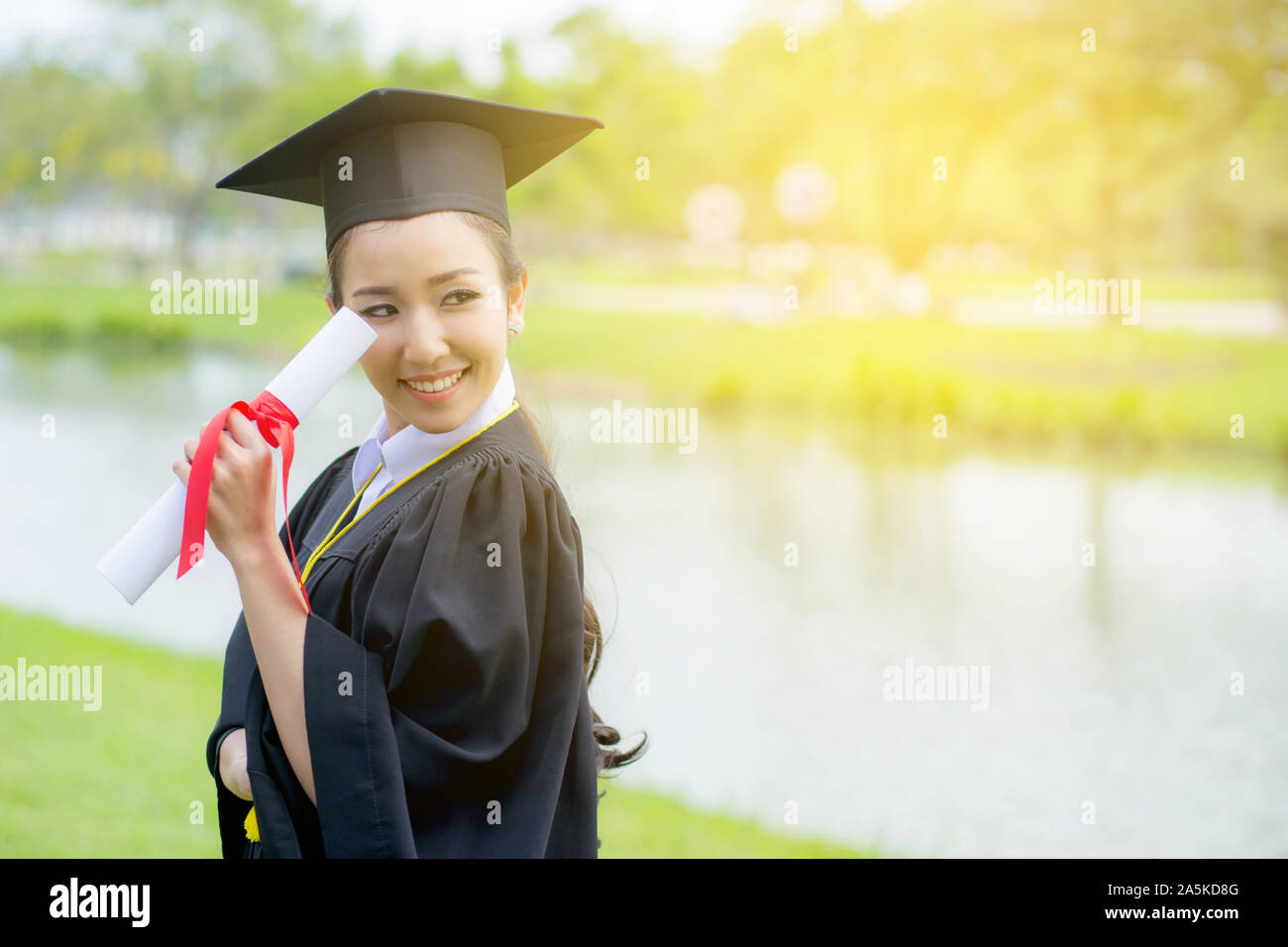 Felice studente laureato girl, congratulazioni - diploma di istruzione successo - concetto di istruzione. Foto Stock
