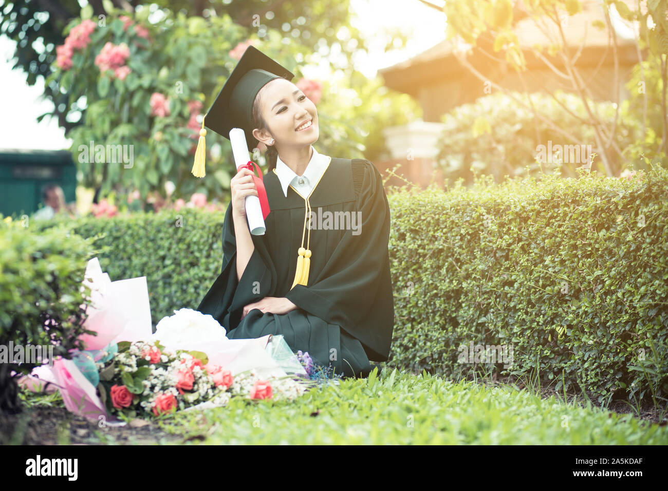 Felice studente laureato girl - Le congratulazioni del successo dell'istruzione. Foto Stock