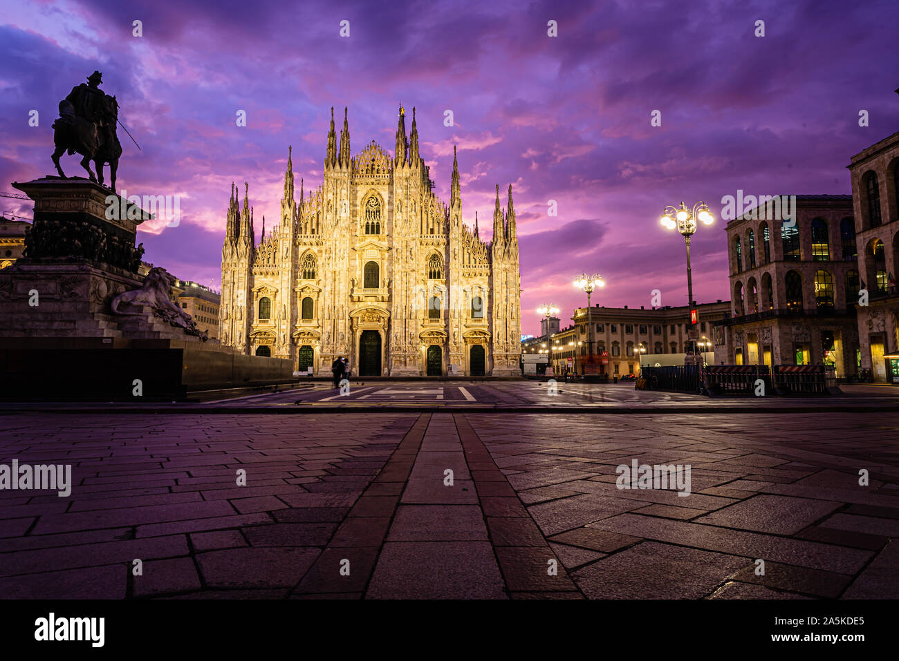 Sunrise presso la Piazza del Duomo, tra cui la cattedrale, Milano, Italia Foto Stock