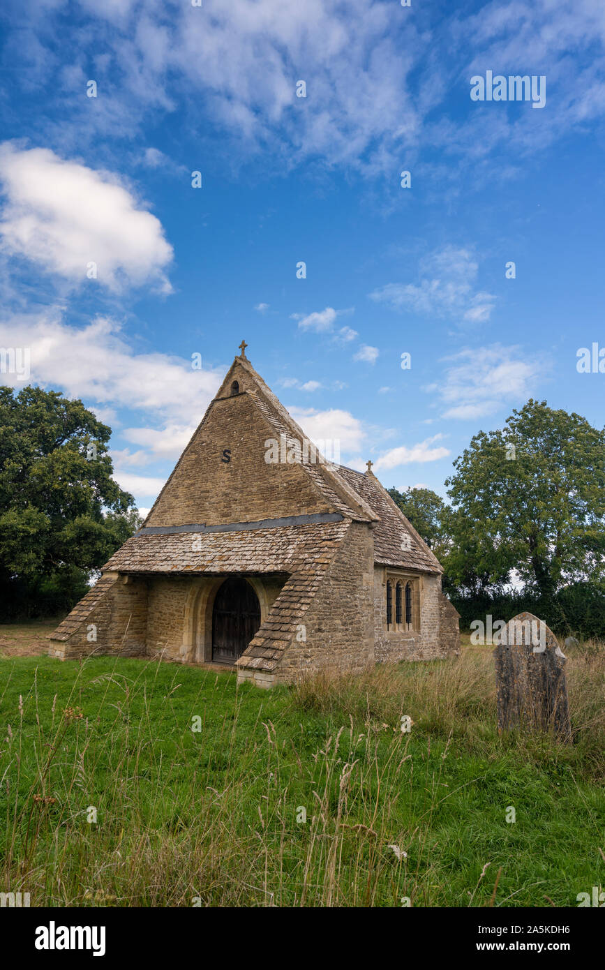 Il vecchio coro vicino a Leigh nel Wiltshire - una piccola parte di una grande chiesa a sinistra dopo l'edificio principale è stata spostata a un miglio di distanza nel 1896 Foto Stock