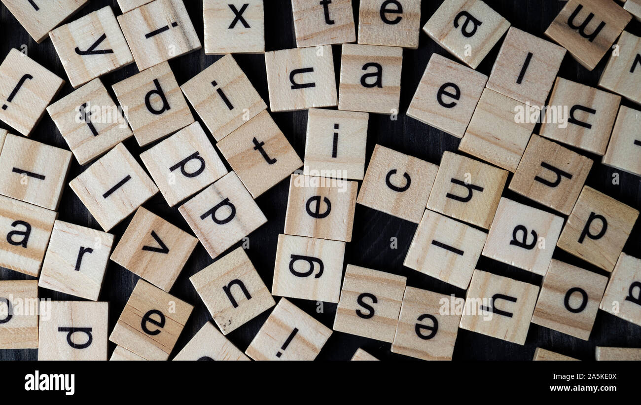 Alfabeto lettere su legno pezzi di Scrabble, dal di sopra Foto Stock
