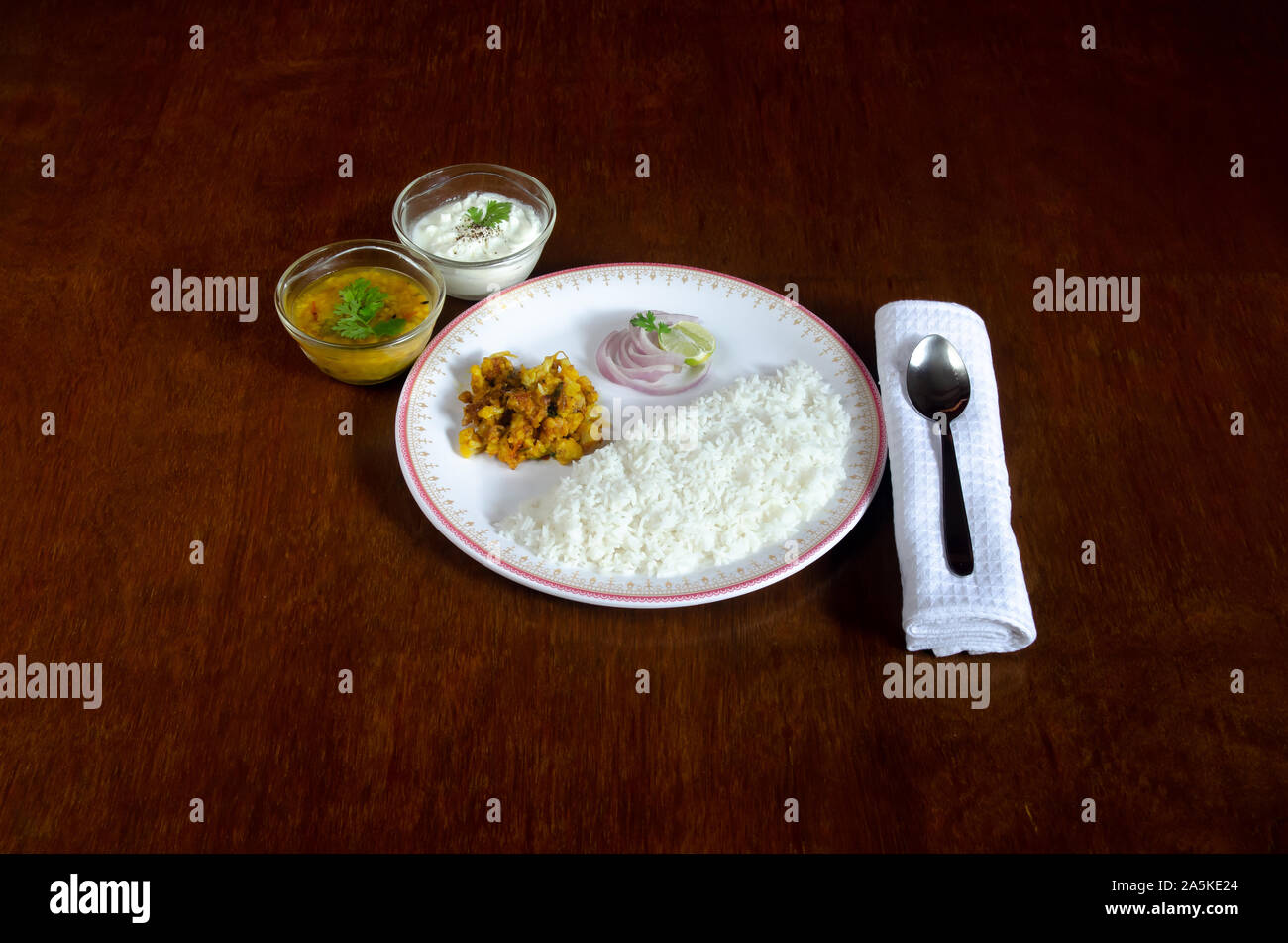 Il cibo indiano sulla tavola catalogo shot.45° vista dal davanti. Foto Stock