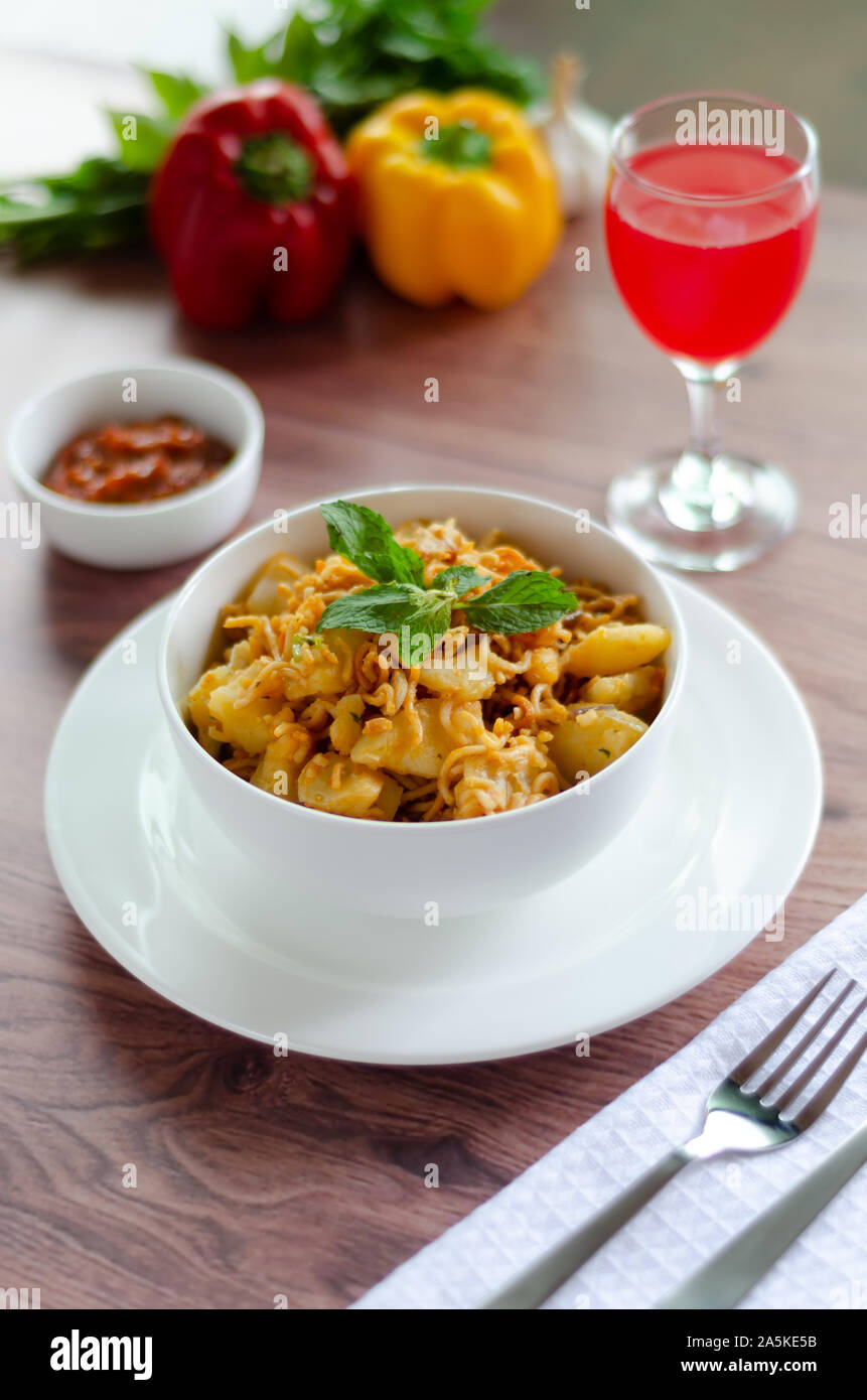 Il cibo indiano: colazione indiana sulla tavola catalogo shot.45° vista dal davanti. Foto Stock