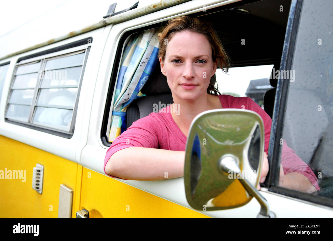 Metà donna adulta guardando fuori dal camper finestra, ritratto Foto Stock