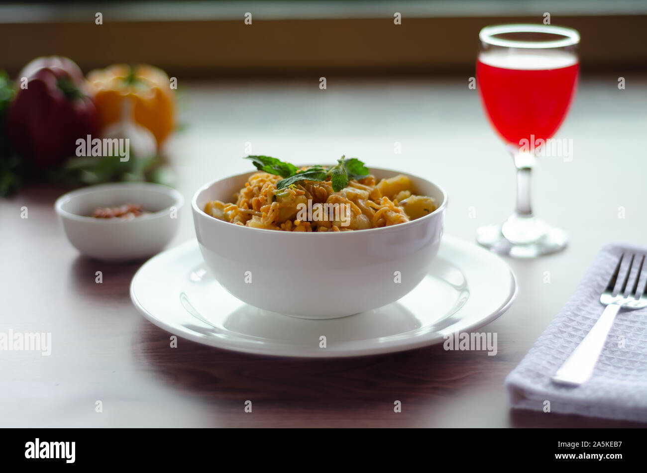 Il cibo indiano: colazione indiana sulla tavola catalogo shot.45° vista dal davanti. Foto Stock