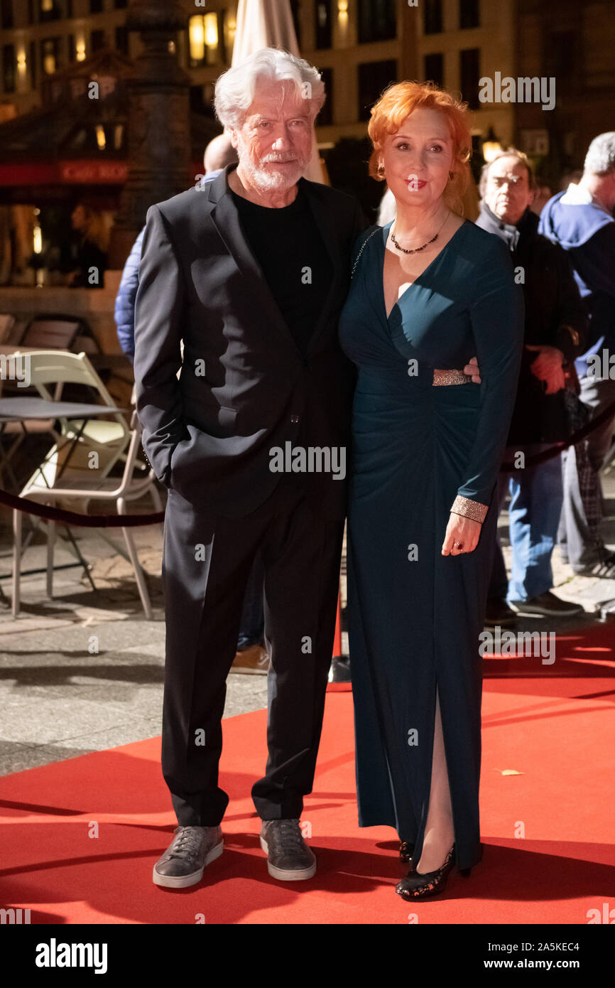 18 ottobre 2019, Assia, Frankfurt/Main: Jürgen Prochnow e sua moglie Verena Wengler sono in procinto di essere aggiudicati il film di Hesse e premio Cinema 2019 sul tappeto rosso presso la Alte Oper. Foto: Sila Stein/dpa Foto Stock