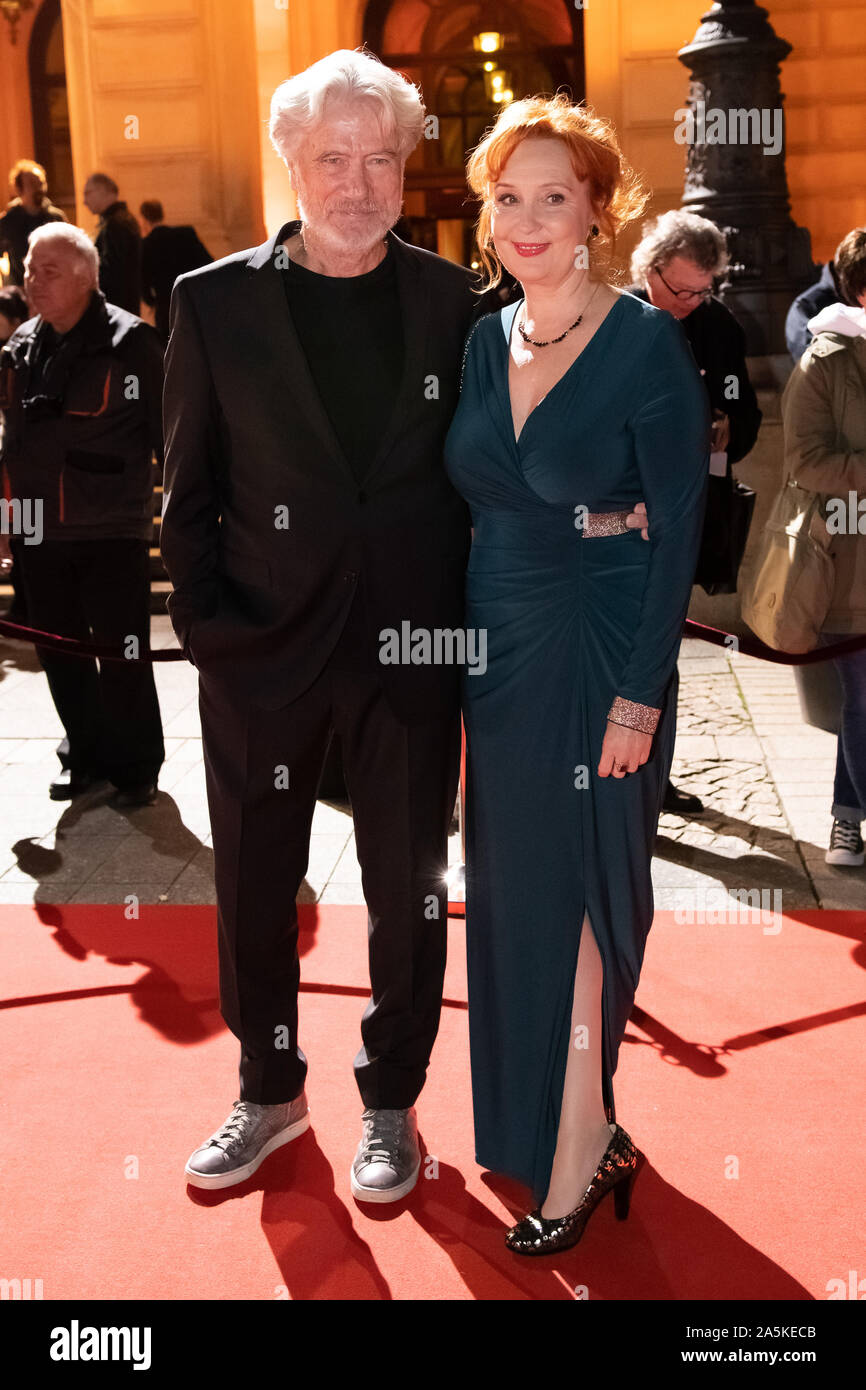 18 ottobre 2019, Assia, Frankfurt/Main: Jürgen Prochnow e sua moglie Verena Wengler sono in procinto di essere aggiudicati il film di Hesse e premio Cinema 2019 sul tappeto rosso presso la Alte Oper. Foto: Sila Stein/dpa Foto Stock
