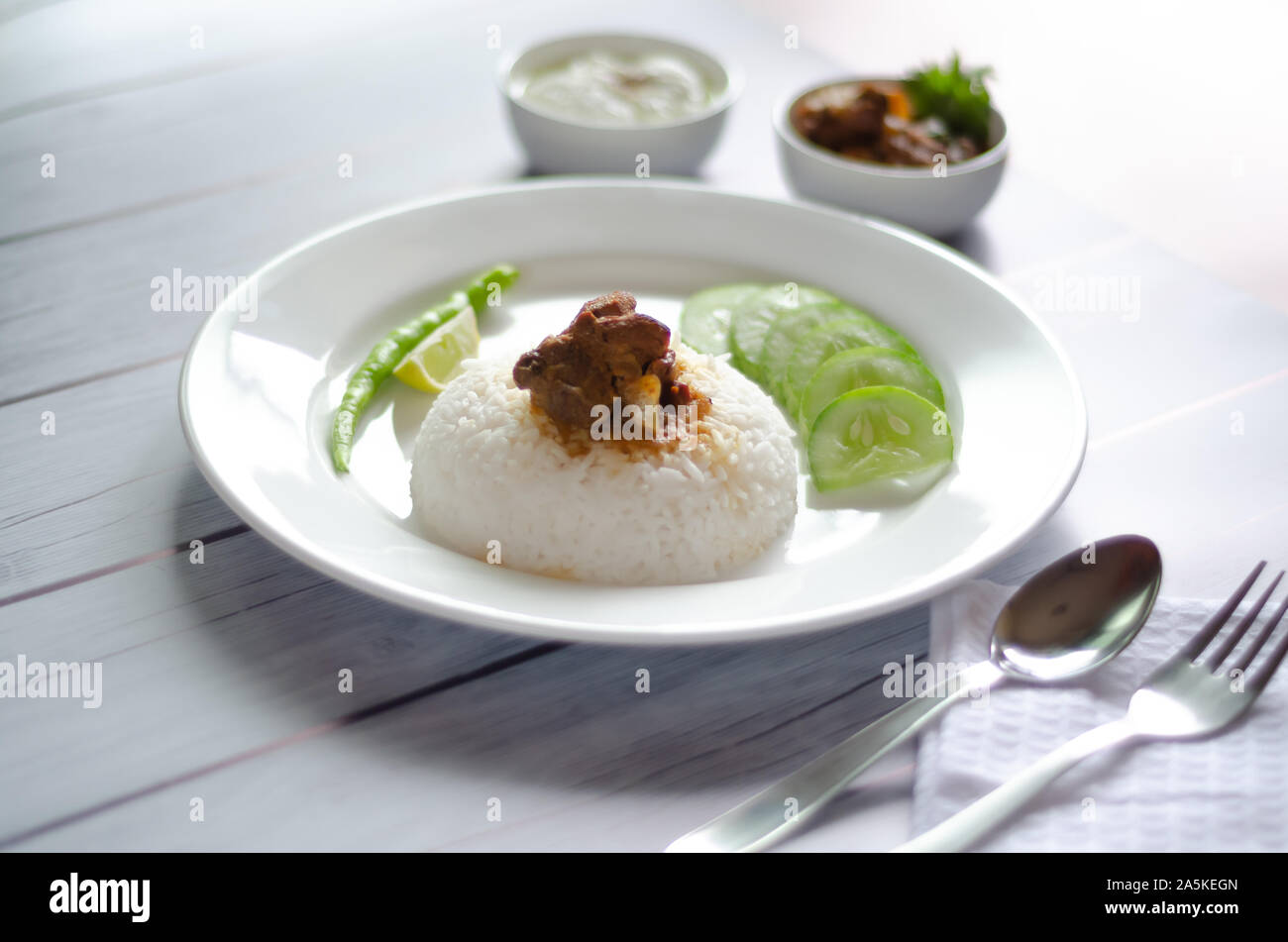 Cucina indiana: Curry di agnello con riso sul tavolo catalogo shot.45° vista frontale. Foto Stock