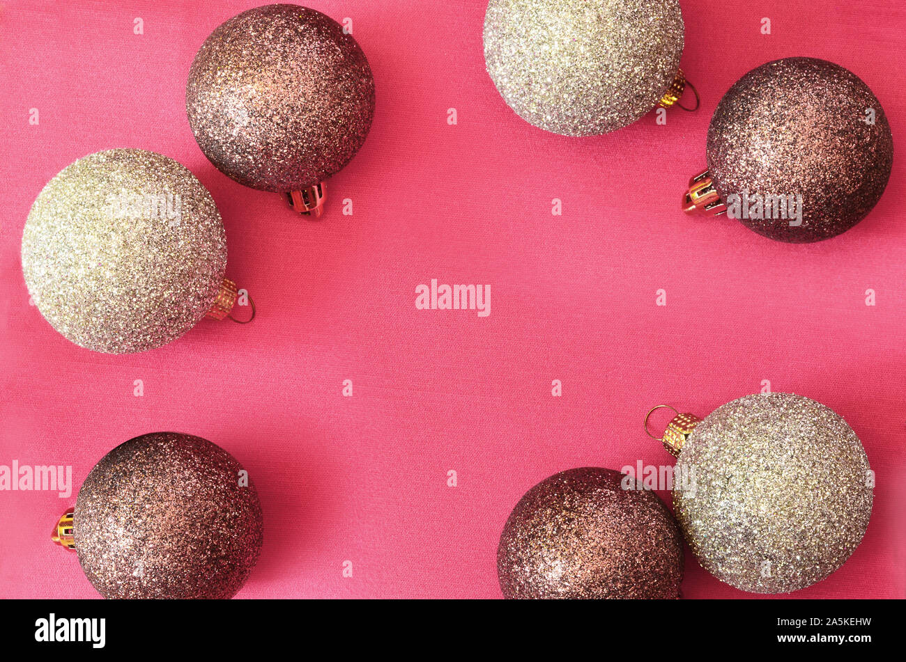 Anno nuovo o sfondo di Natale. Palle di vetro su rosso fondale dipinto, vista dall'alto. Foto Stock