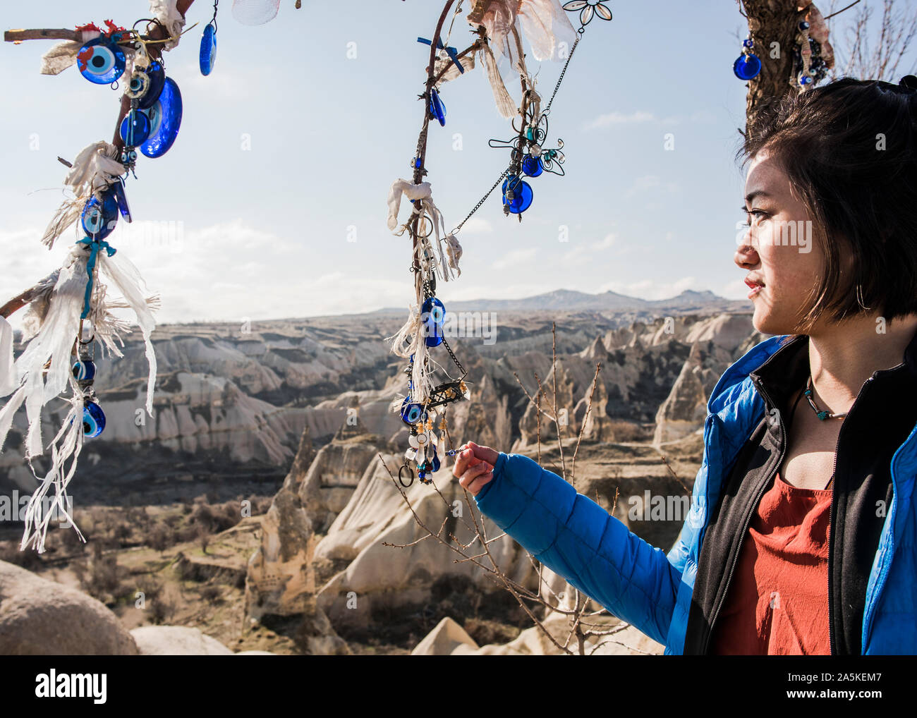 La donna gode di vista della valle rocciosa, Göreme, Cappadocia, Nevsehir, Turchia Foto Stock