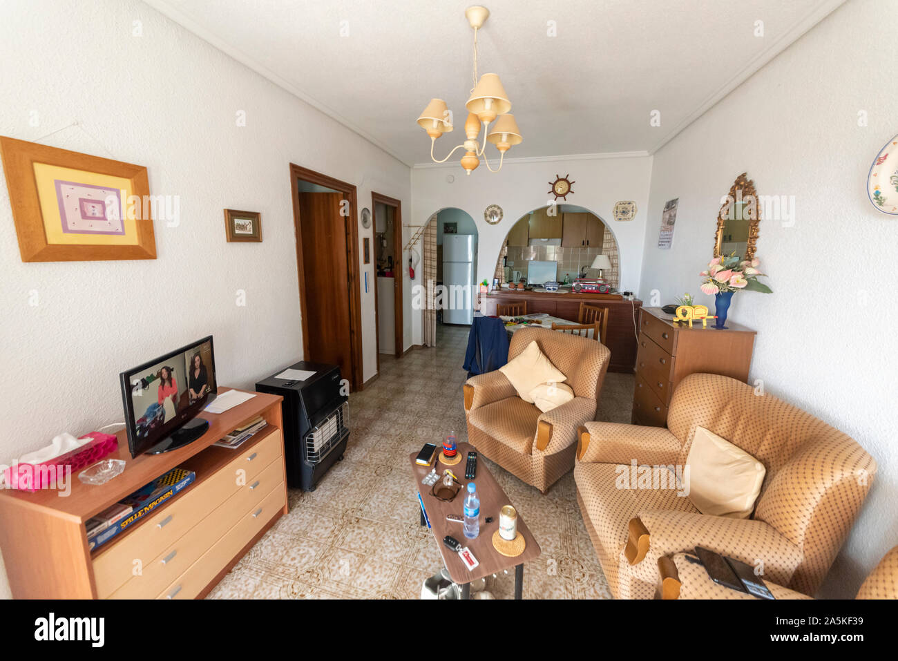 Interno di un datato in vecchio stile spagnolo affitto vacanze proprietà, tipico dell'entroterra alloggio vacanze. All'interno di appartamento con segni di uso. La birra Foto Stock