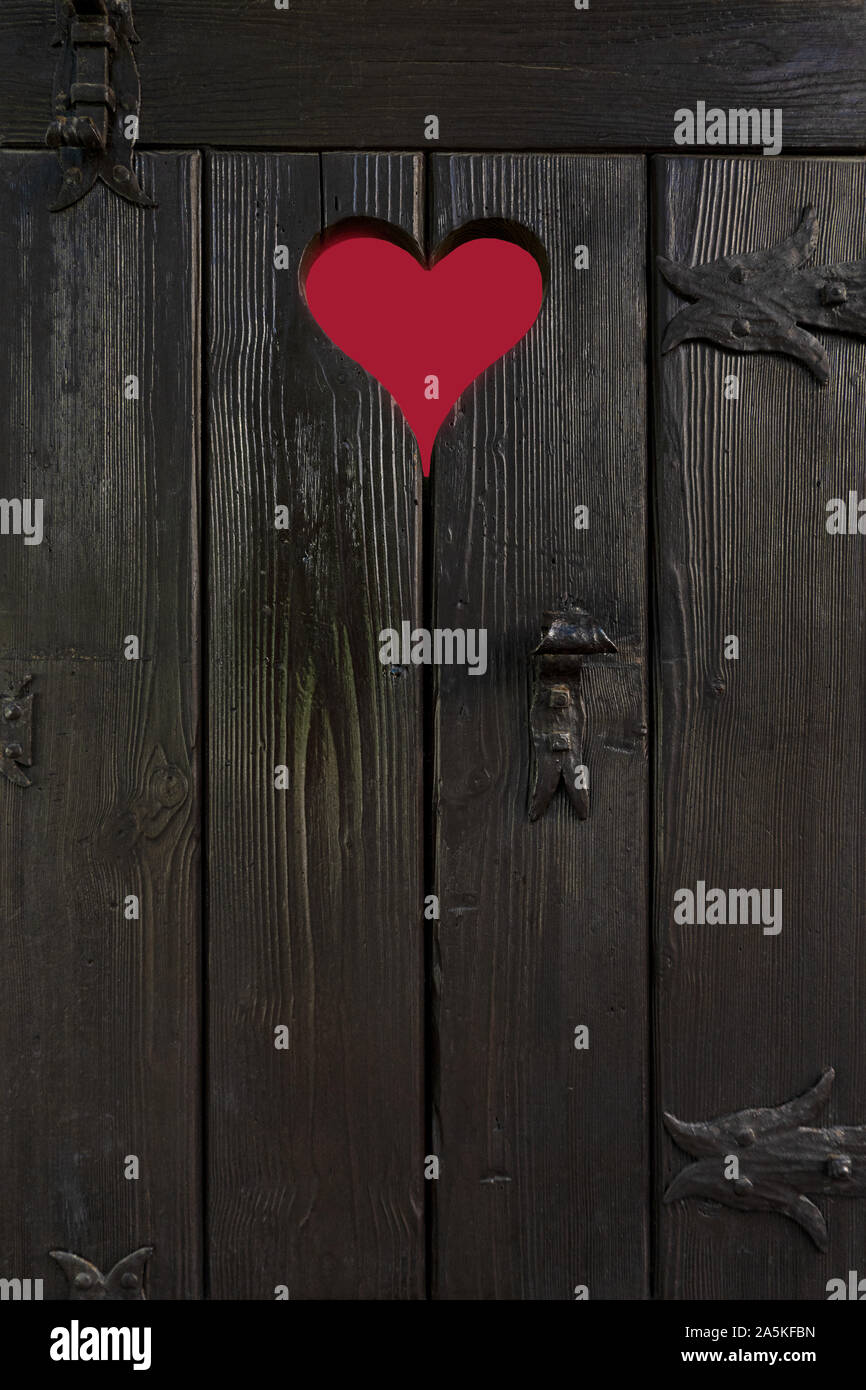 In legno antico piccola porta con taglio fuori centro Foto Stock