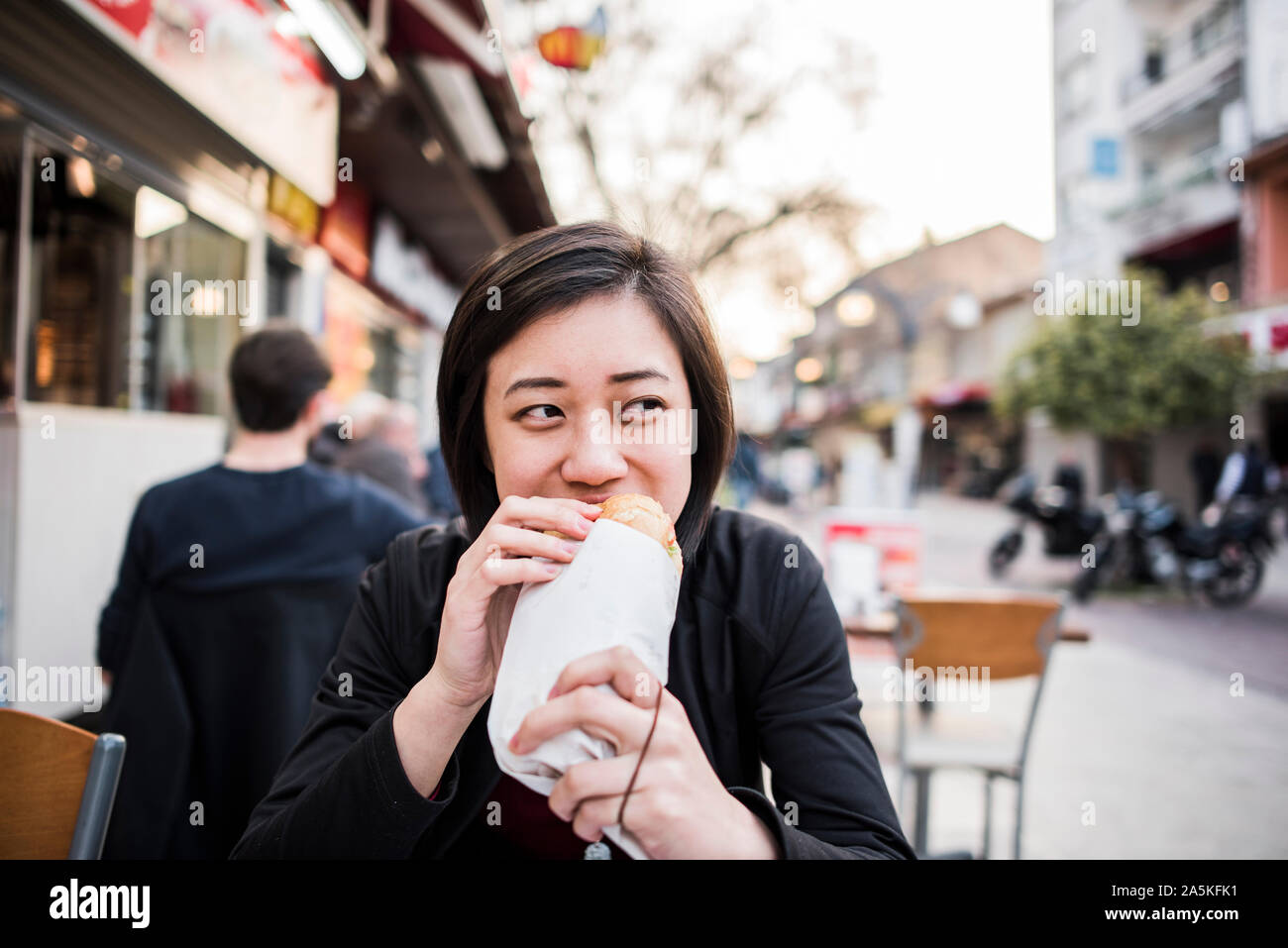 Donna di mangiare kebab pane al cafe, Kusadasi, Izmir, Turchia Foto Stock
