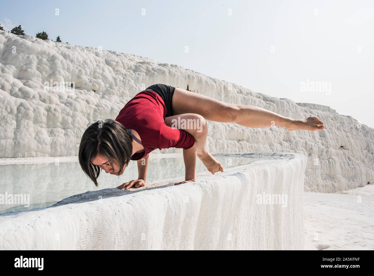 La donna a praticare yoga nel castello di cotone, Pamukkale, Denizli, Turchia Foto Stock