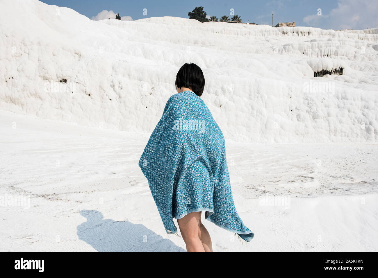 Donna godendo di castello di cotone, Pamukkale, Denizli, Turchia Foto Stock