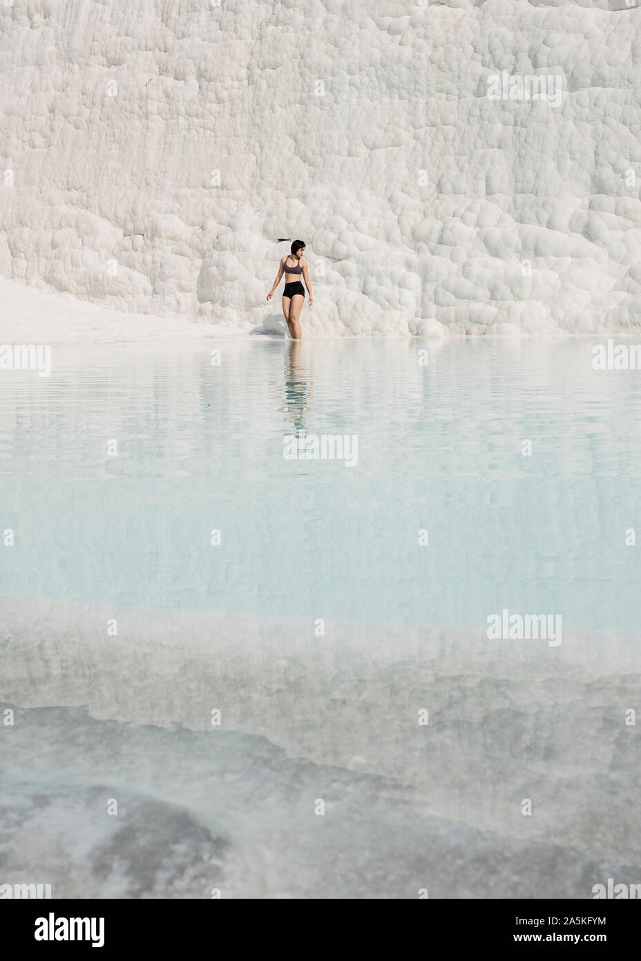 Donna godendo di una piscina termale, Pamukkale, Denizli, Turchia Foto Stock