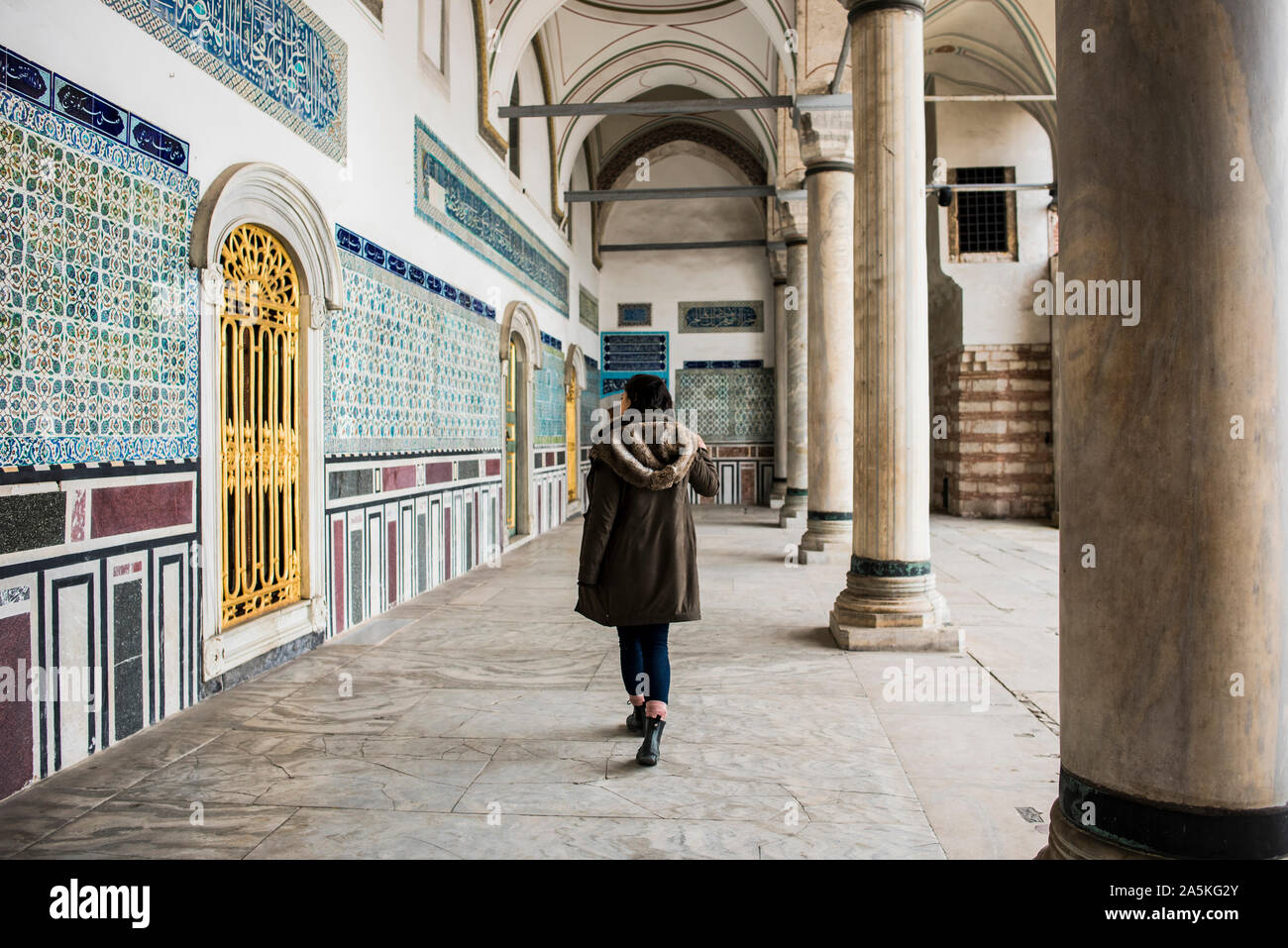 Donna di esplorare il palazzo di Topkapi, Istanbul, Turchia Foto Stock