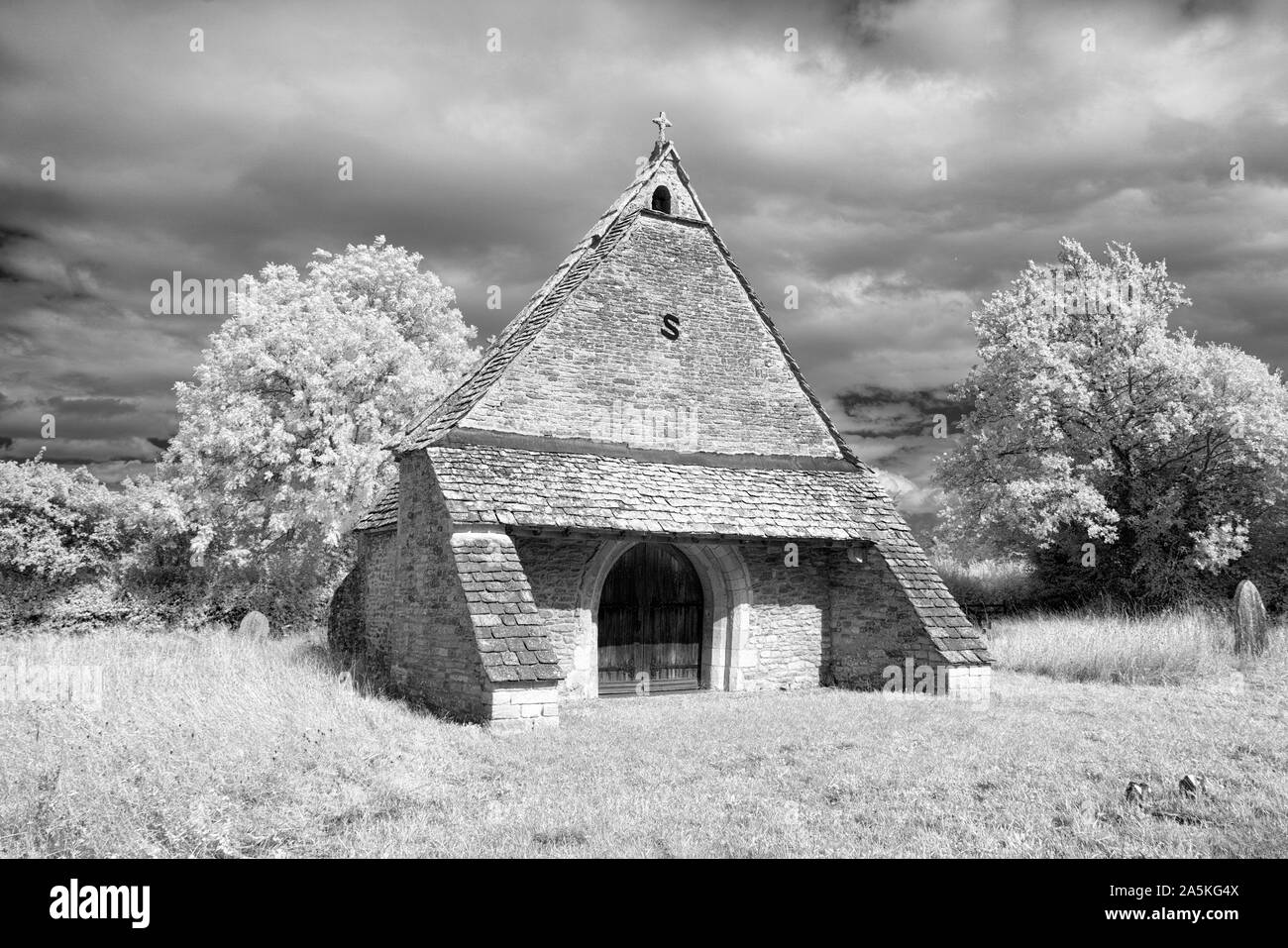 Il vecchio coro vicino a Leigh nel Wiltshire - una piccola parte di una grande chiesa a sinistra dopo l'edificio principale è stata spostata a un miglio di distanza nel 1896 Foto Stock