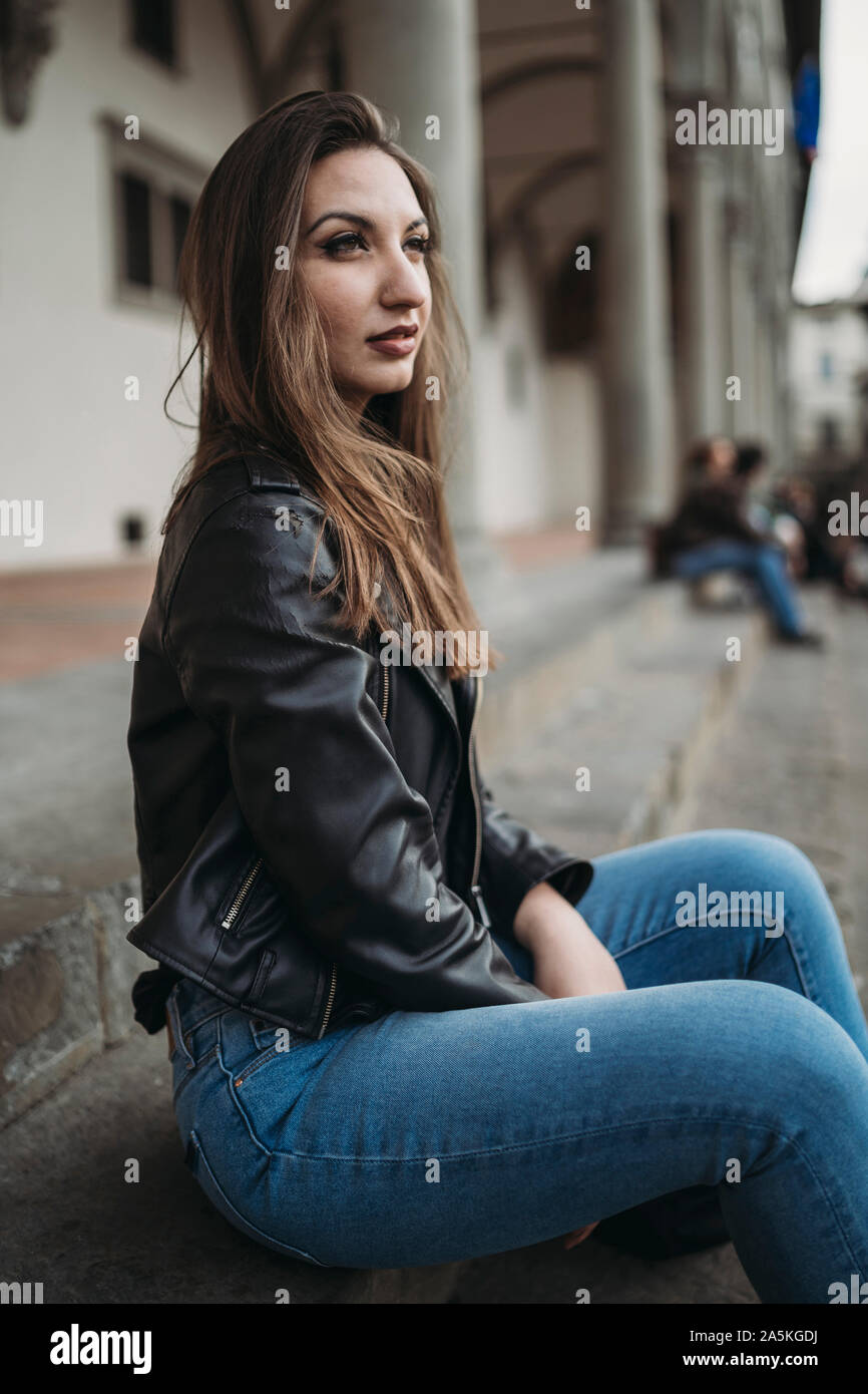Donna fantasticando su gradini Foto Stock