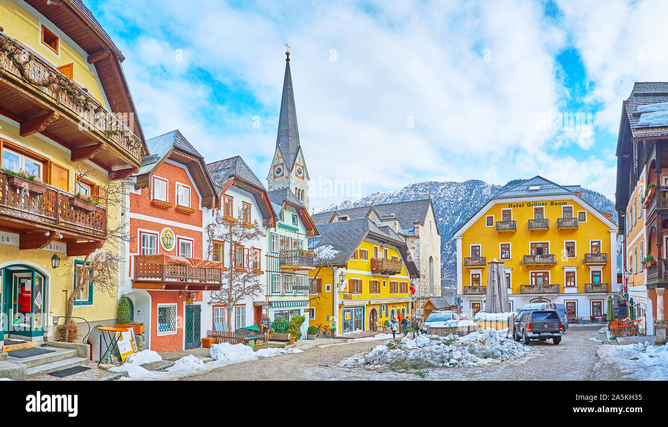 HALLSTATT, Austria - 25 febbraio 2019: Panorama della piazza del mercato (Marktplatz) - sulla piazza centrale cittadina con extant storici edifici alti e SPI Foto Stock