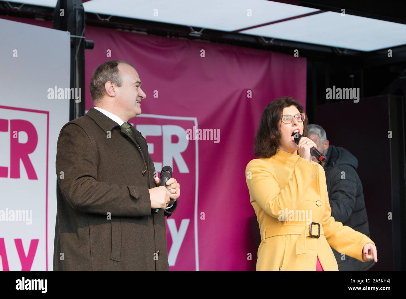 Westminster, Londra, Regno Unito. Il 19 ottobre 2019. (L a R) ed Davey MP, il gruppo del Partito europeo dei liberali democratici e Lucia Moran MP, il gruppo del Partito europeo dei liberali democratici affrontare il rally in piazza del Parlamento. MPs hanno appena votato in favore di Oliver Letwin MP emendamento al governo Brexit trattativa. Centinaia di migliaia di sostenitori della "voto popolare' convergono su Westminster per un 'ultima parola' sul Primo Ministro Boris Johnson è di nuovo Brexit trattativa. Foto Stock