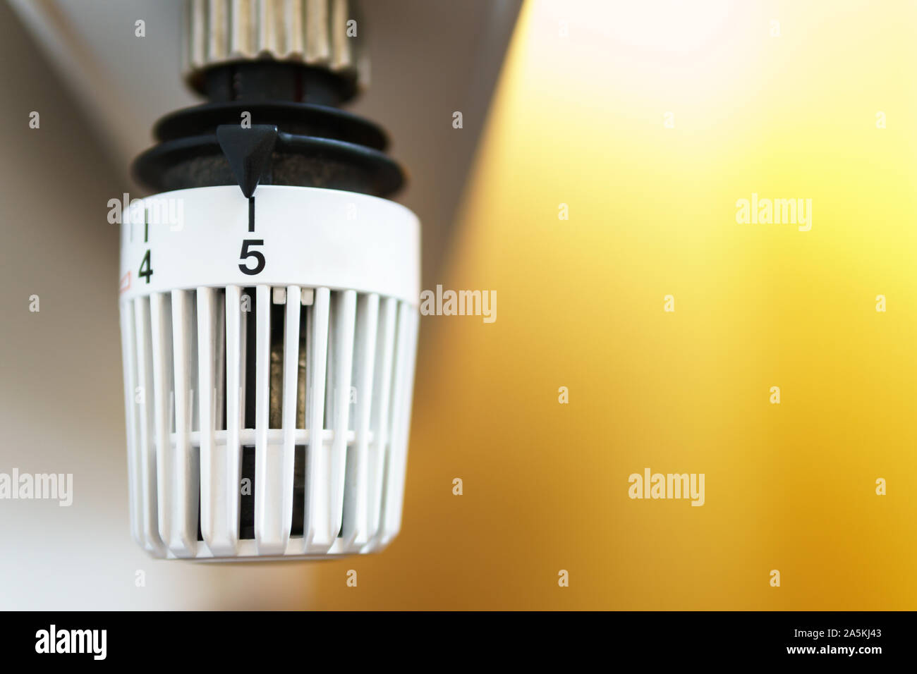 Il riscaldamento della valvola del termostato impostato sul numero cinque icona, simbolo per alti costi di riscaldamento o la temperatura calda impostazione, closeup, formato orizzontale, spazio di copia Foto Stock