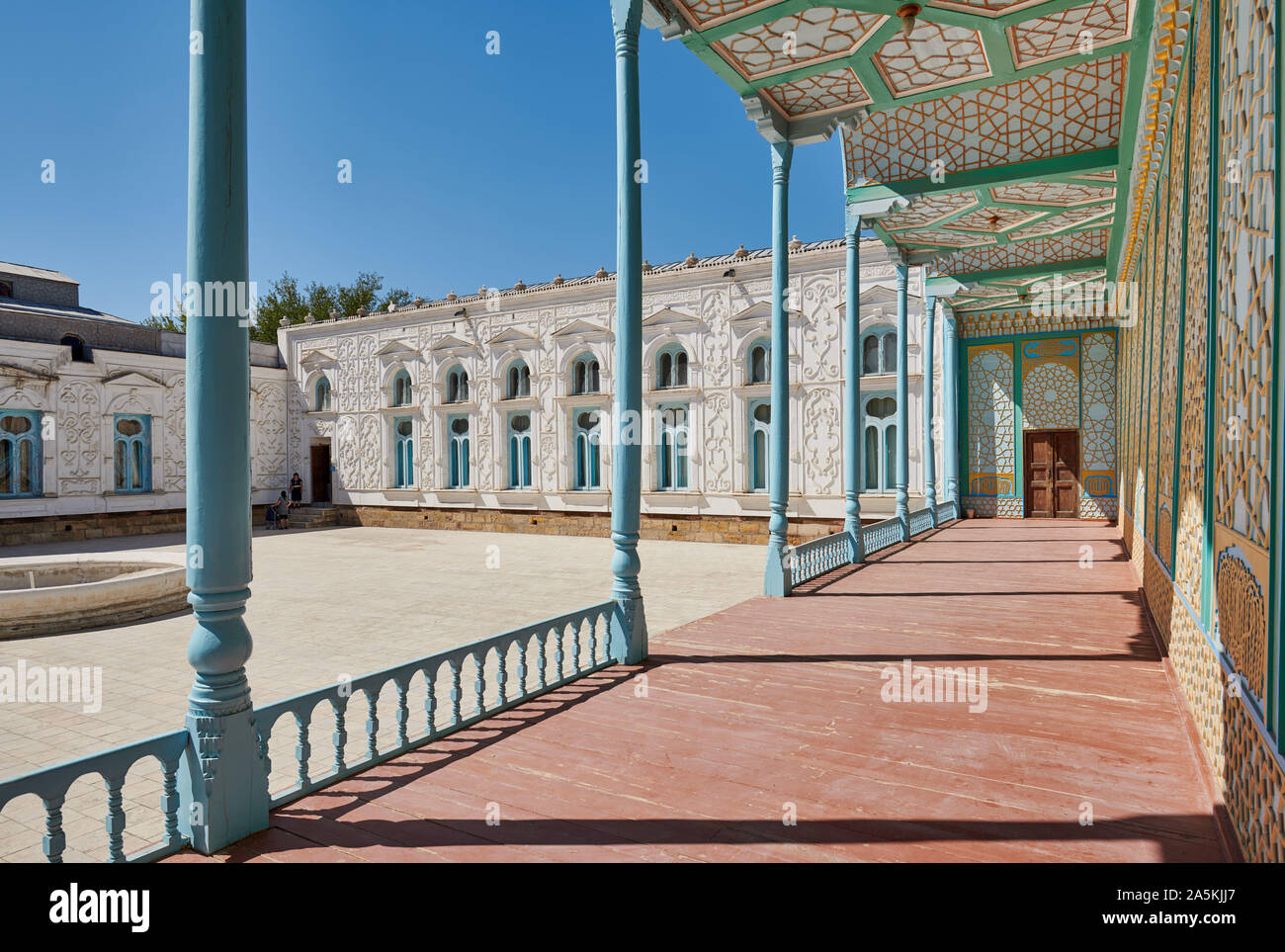 Arcade in estate palazzo residenziale, Sitorai Mohi Hossa o Sitorai Mohi Khosa dell ultimo Emiro Amir detto Olimkhan, Bukhara, Uzbekistan in Asia centrale Foto Stock