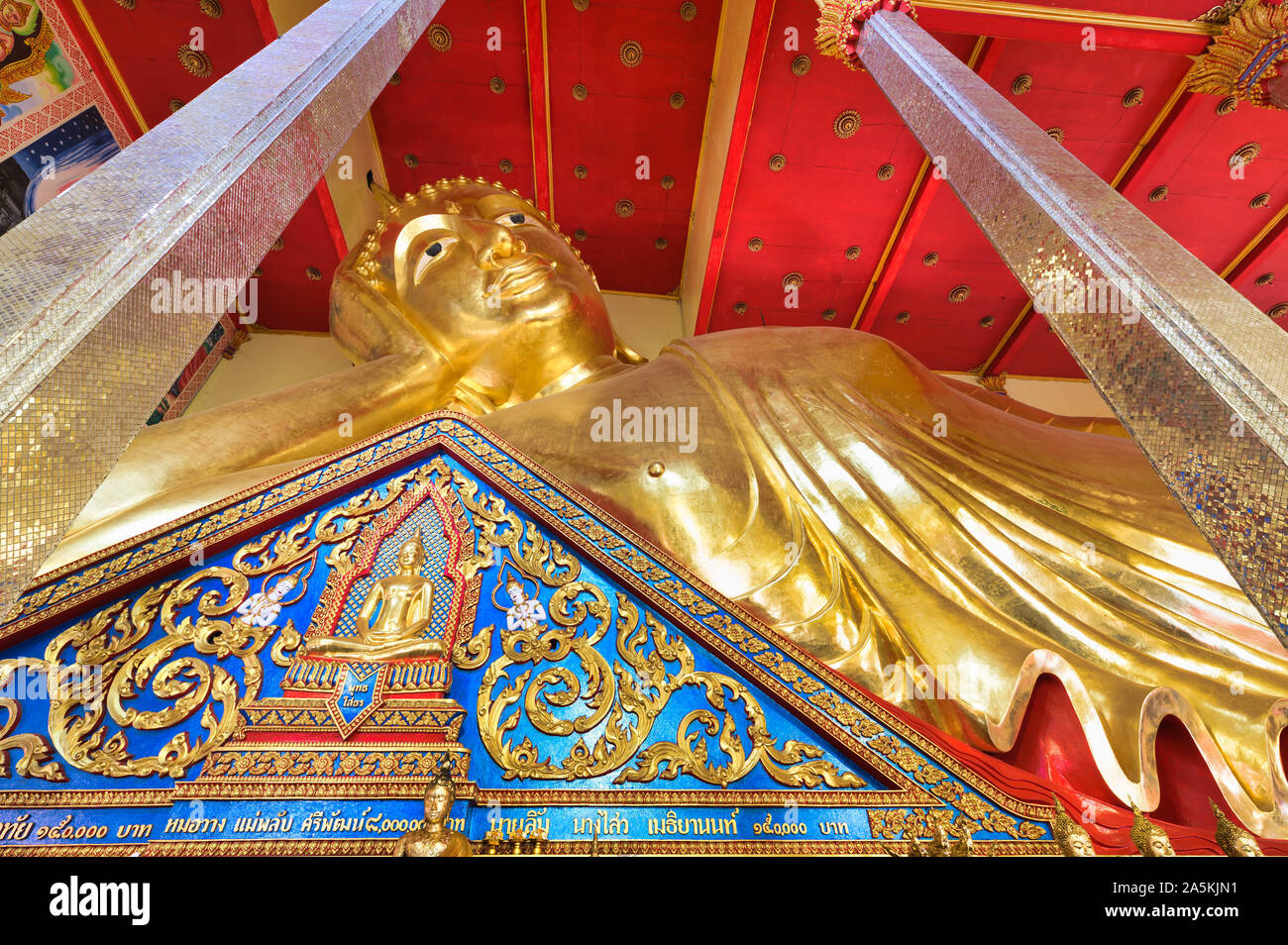 Il Golden dormendo enorme statua del Buddha di Wat Bang Phli Yai Klang. Molto tranquilla atmosfera. Foto Stock