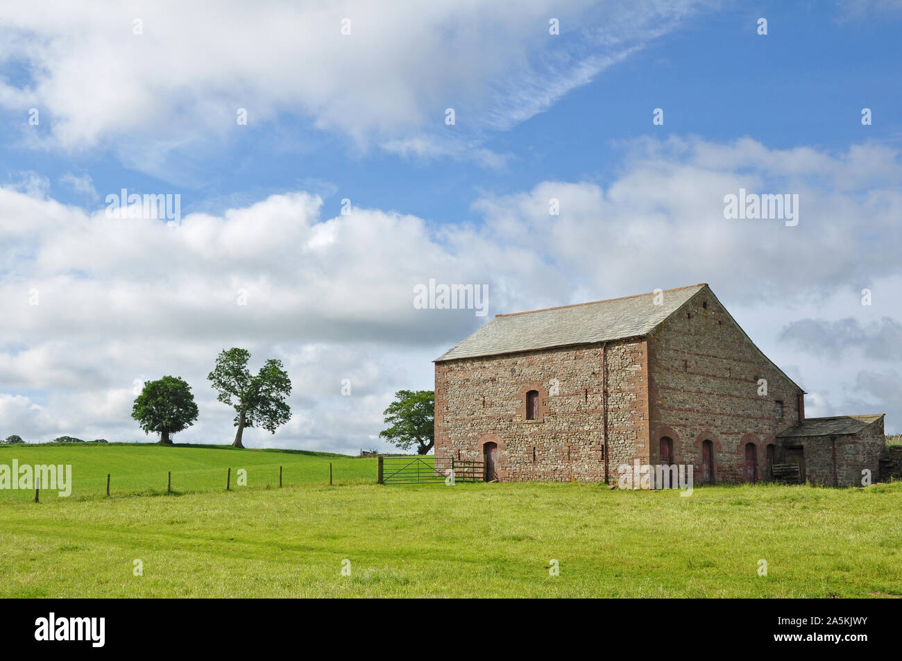 Fienile in campo, Westmorland, Eden Valley, Cumbria Foto Stock