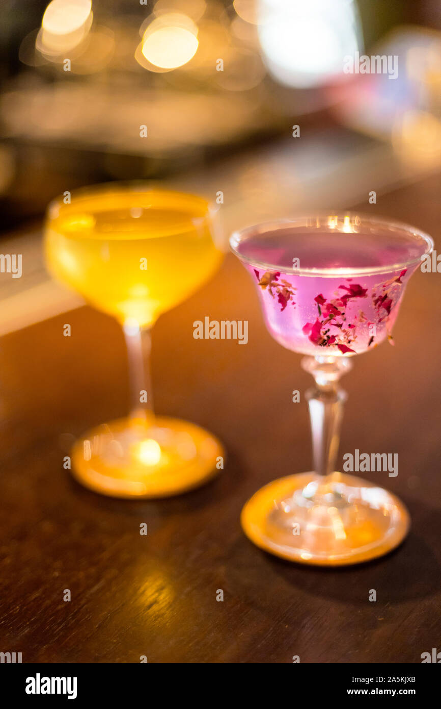 Giallo e rosa cocktail sul bancone bar Foto Stock