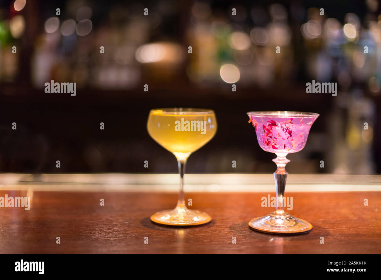 Giallo e rosa cocktail sul bancone bar Foto Stock Giallo e rosa cocktail sul bancone bar Foto Stock