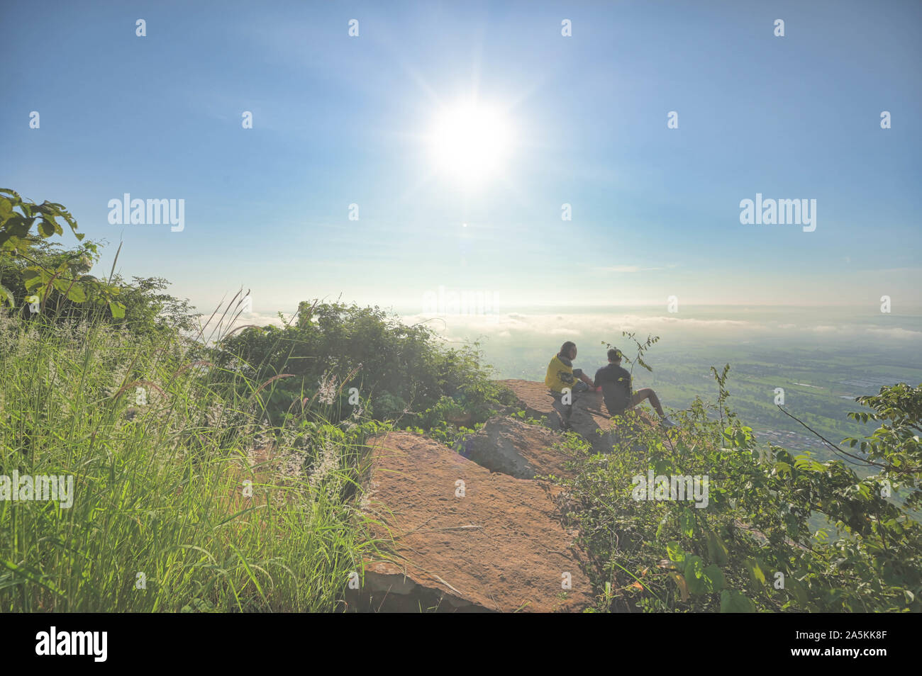 Bella vista a Khao Phraya Doenthong viewpoint in mattinata nella provincia di Lopburi, Thailandia. Destinazione di viaggio concetto e landmark idea Foto Stock