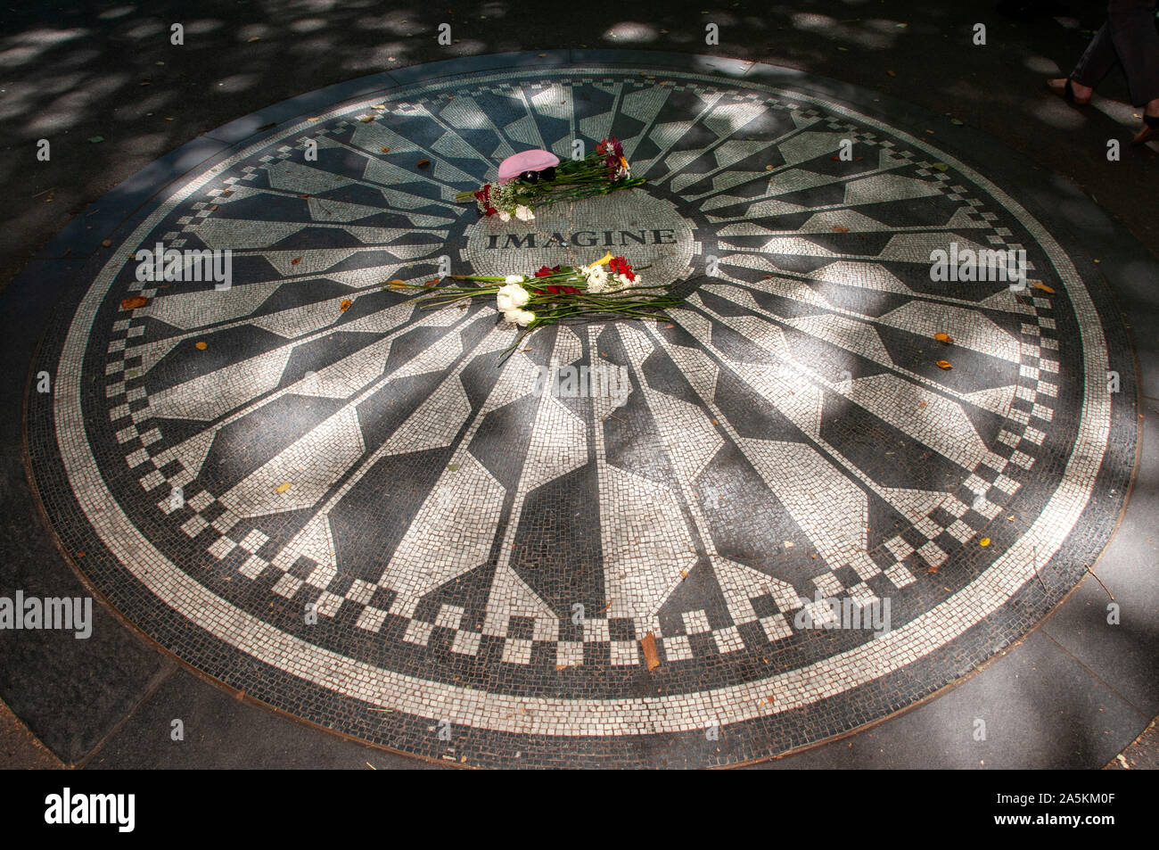 John Lennon Memorial mosaico in Strawberry Fields, all'interno del Central Park di New York City Stati Uniti d'America. Foto Stock