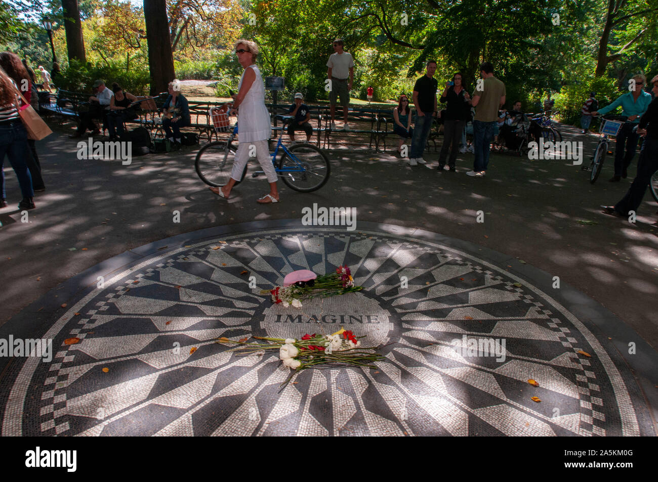 John Lennon Memorial mosaico in Strawberry Fields, all'interno del Central Park di New York City Stati Uniti d'America. Foto Stock