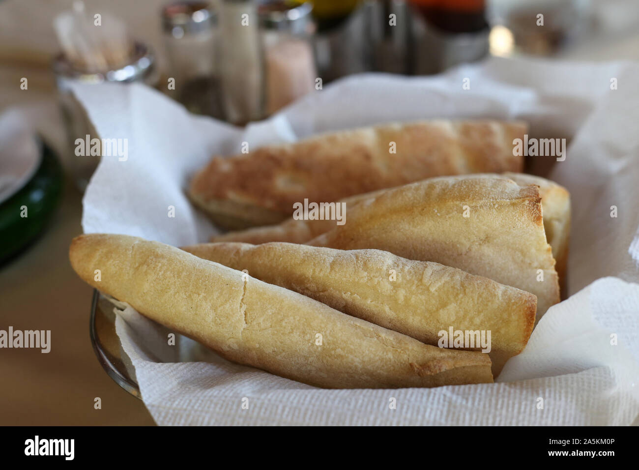 Delizioso caldo pane pita servita prima di ogni pasto a Cipro. I pezzi di lettura sono serviti in un cestello con un panno bianco. Delizioso antipasto per fame! Foto Stock