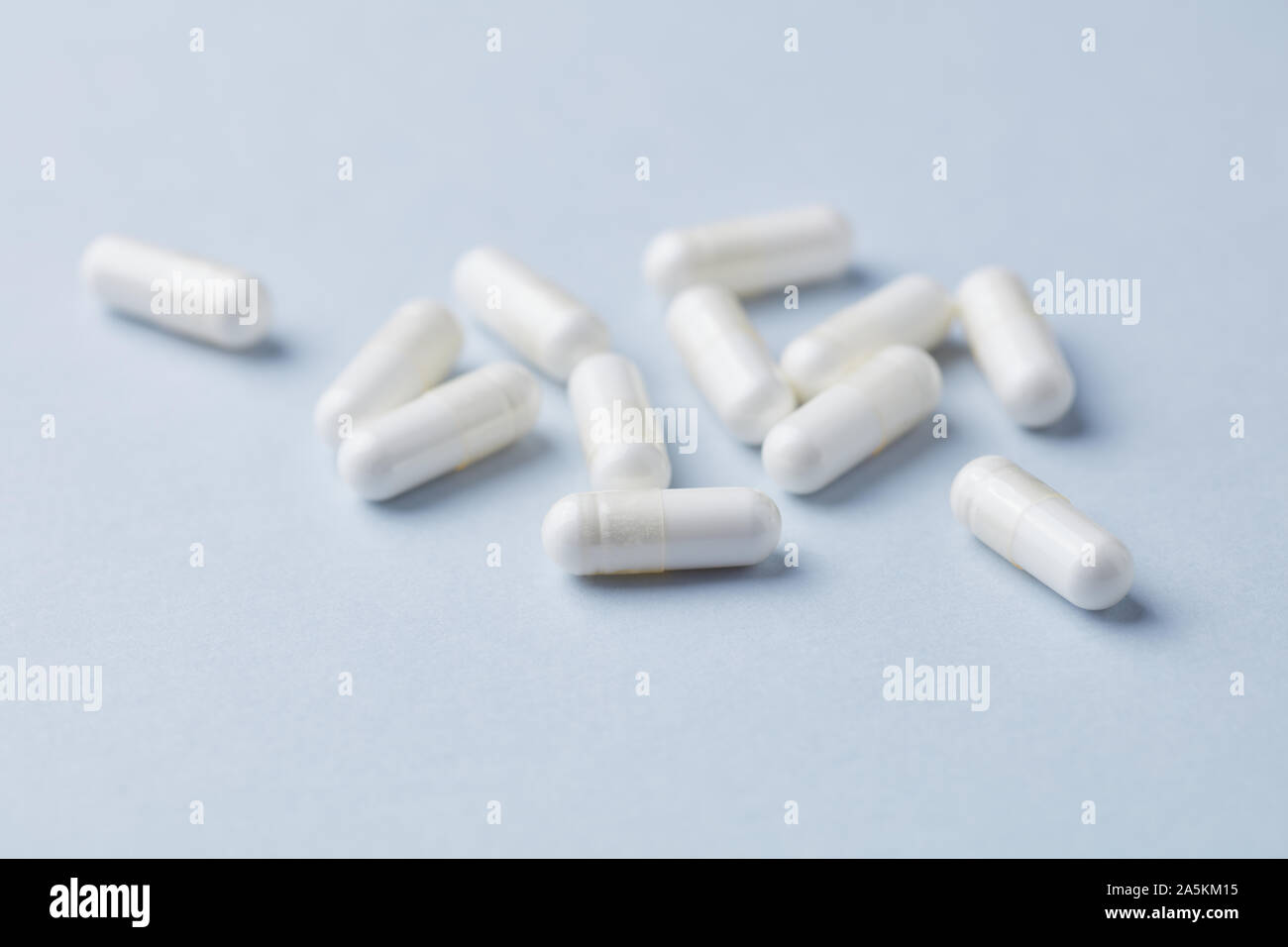 Le capsule di arginina. Carta luminoso dello sfondo. Close up. Foto Stock