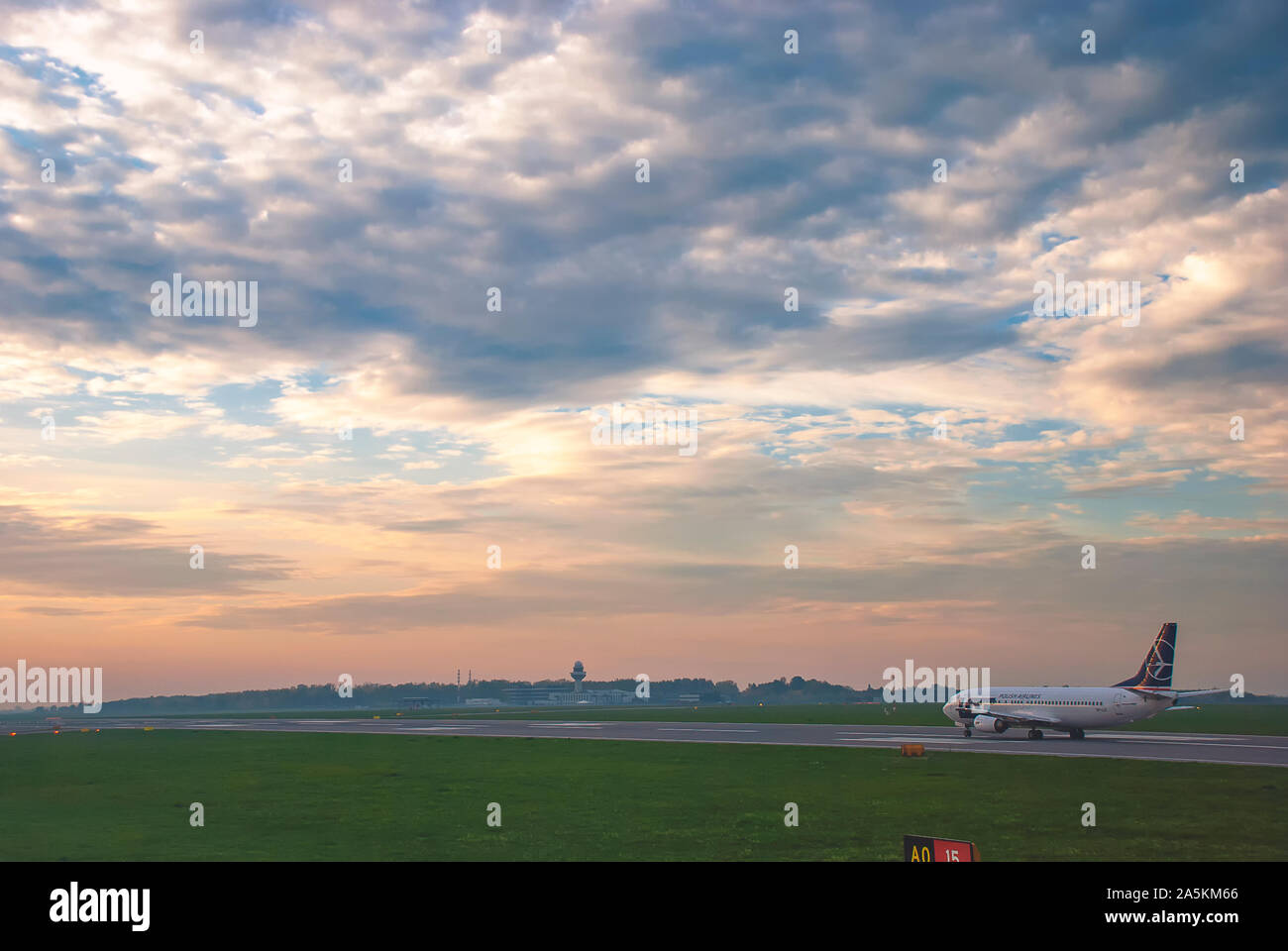 Il sole sorge su Aeroporto di Varsavia in Polonia Foto Stock