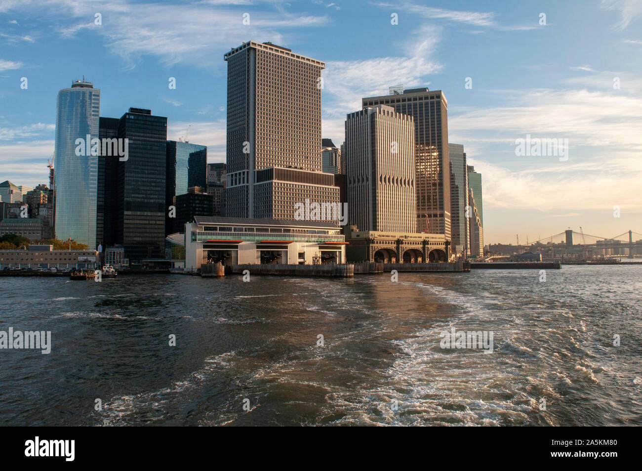 New York, New York City. Il centro di porto di New York skyline della città Foto Stock