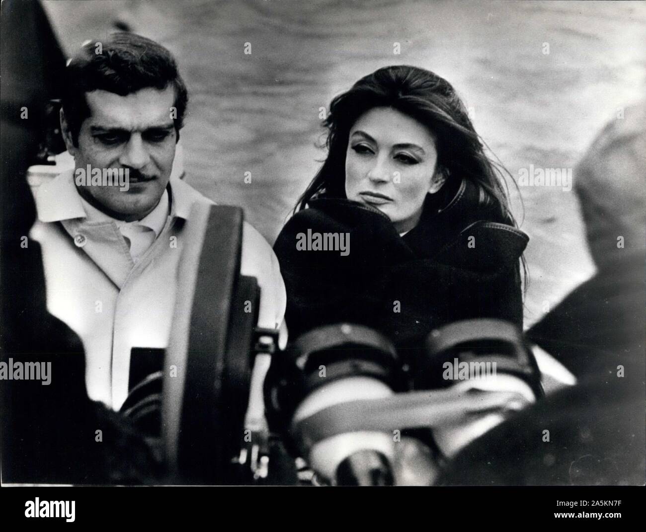 1968 - Italia - Omar Sharif e ANOUK AIMEE sono visto oltre le telecamere sul set del loro nuovo film "L'appuntamento". Credito: Keystone Pictures USA/ZUMAPRESS.com/Alamy Live News Foto Stock