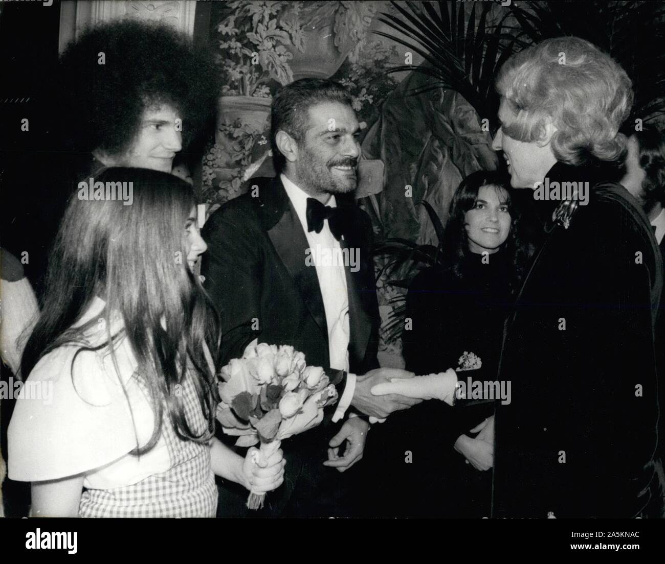 Gen 09, 1974 - Francia - CLAUDE POMPIDOU, moglie del presidente della Francia, scuote le mani con l'attore egiziano Omar Sharif. (Credito Immagine: © Keystone Pictures USA/ZUMAPRESS.com) Foto Stock