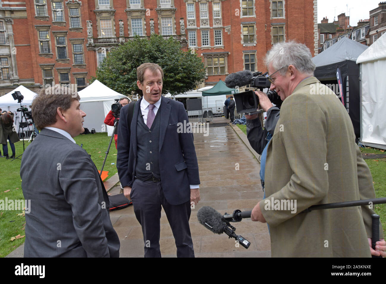 Westminster, Londra, Regno Unito. Xxi oct, 2019. Andrew Bridgen MP, membro del conservatore Brexit ERG di supporto incontra Alistair Campbell, restano i diruttori su College Green, Westminster, come le due passate da tra stampa interviste. G.P. Essex/Alamy Live News Foto Stock